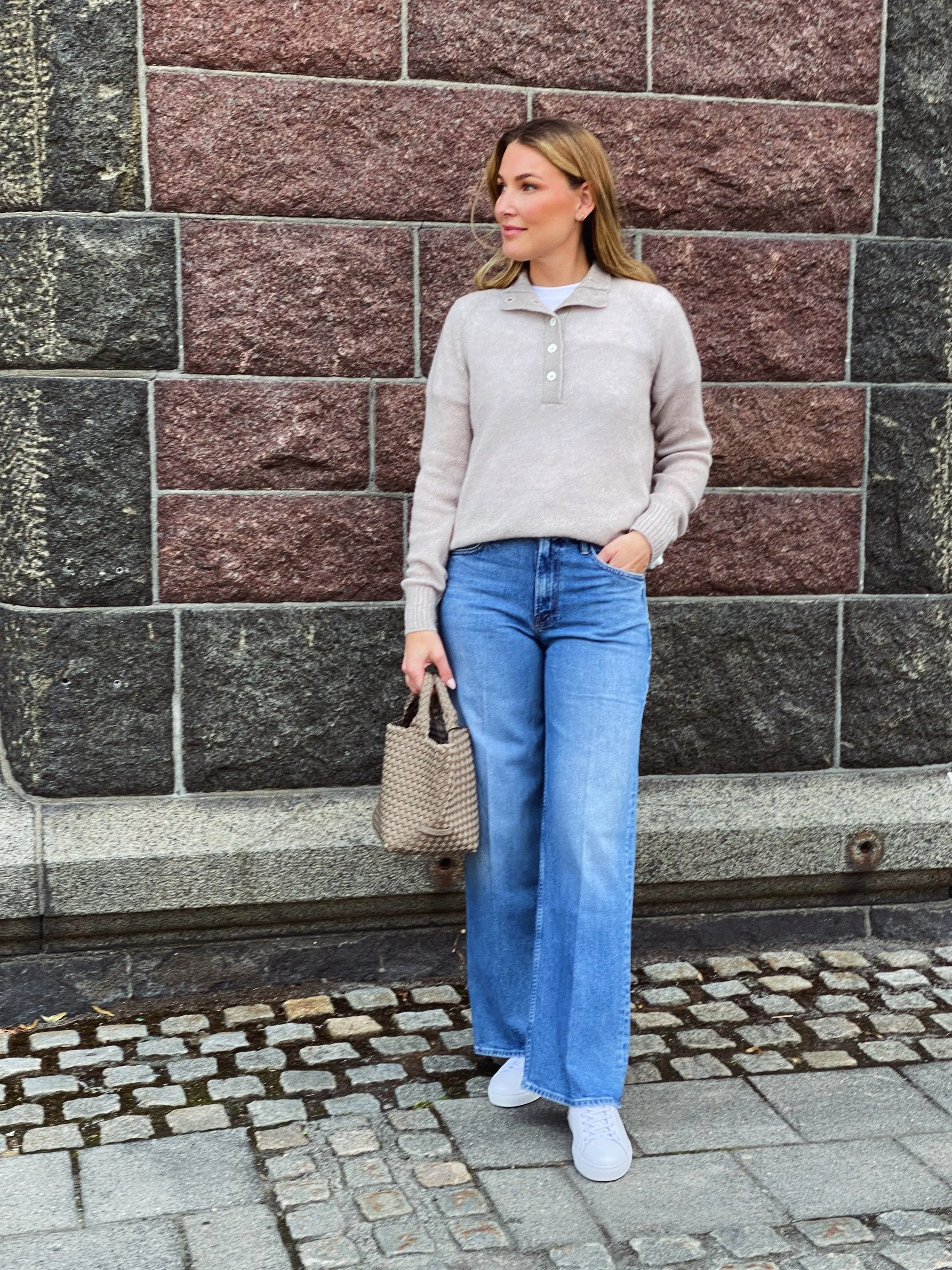 Vi ser frem til en ny uke! 🤍
 Mother jeans &bull; Gran Sasso genser &bull; Naghedi veske.

Velkommen innom 10-17 i dag.

#motherdenim #gransasso #naghedinyc #neozsandefjord