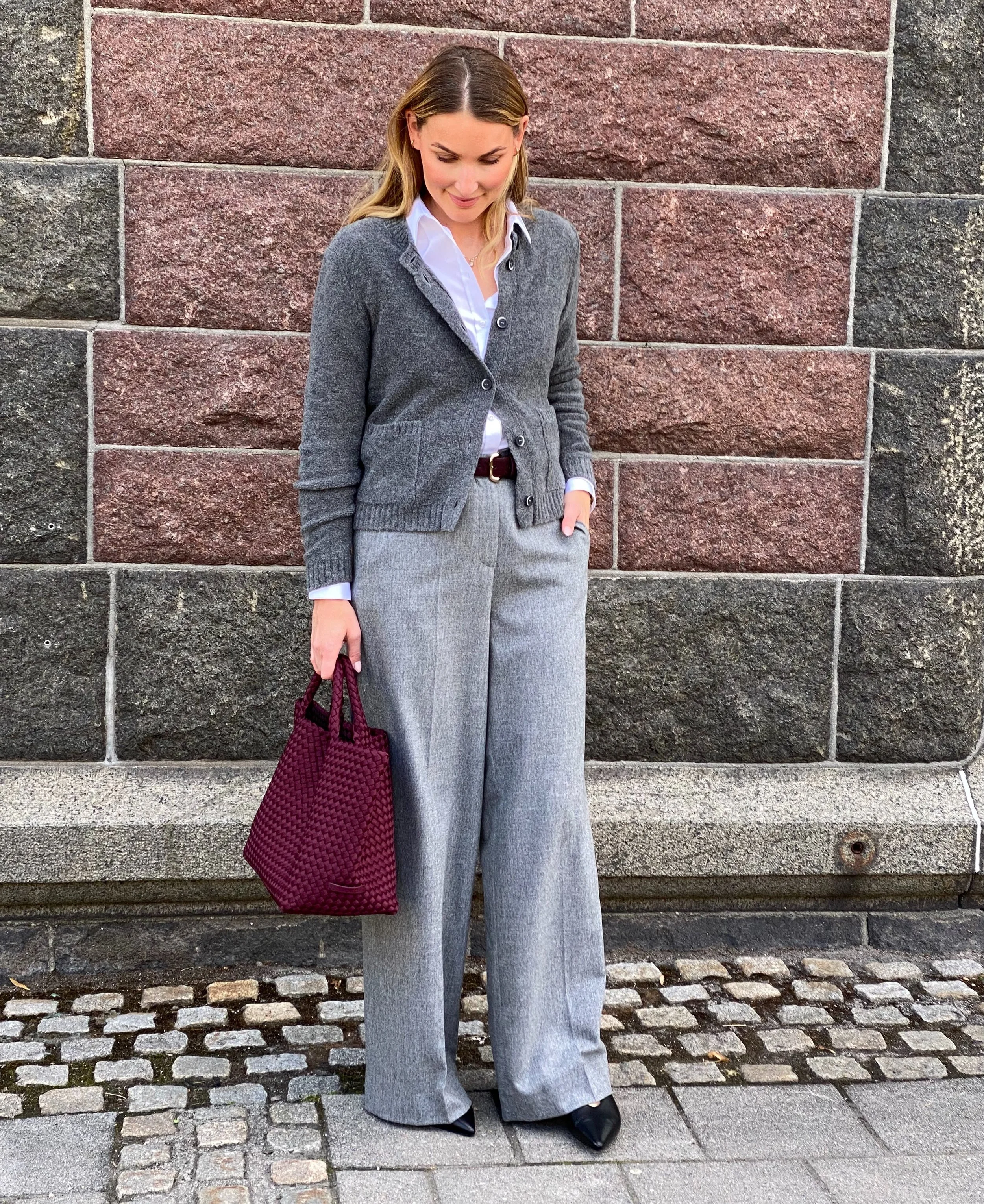 🩶Gr&aring; nyanser! Bukse og cardigan fra Gran Sasso &bull; veske fra Naghedi.

Velkommen innom 10-17 i dag.

#gransasso #Naghedi #juliejosephine #minimalism #neozsandefjord