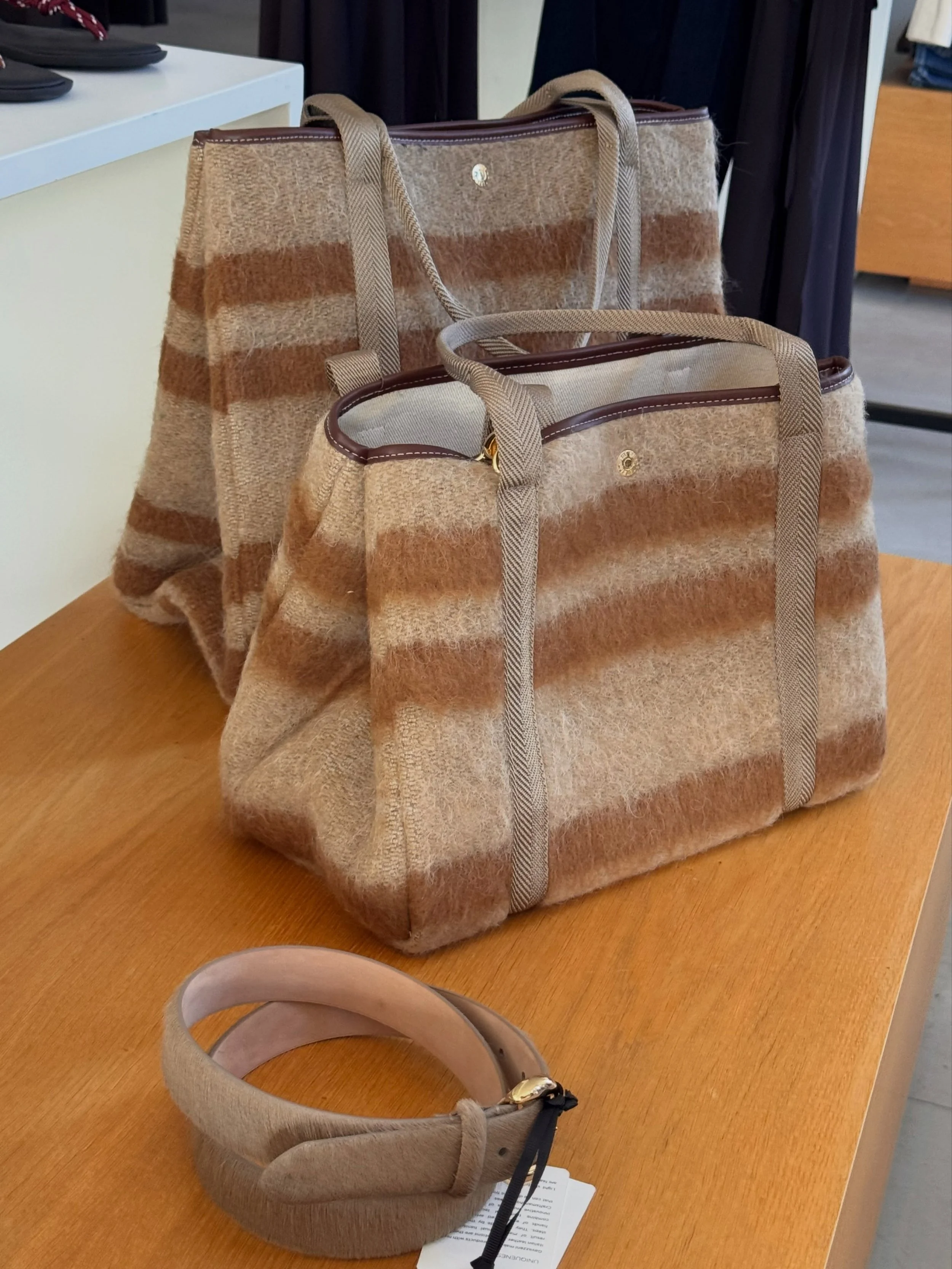Travers&eacute;e Mongolian Blanket Camel 🤎
- vesken fra Rue De Vernuil er laget av vevd mongolsk ull, har detaljer i brunt skinn og to innvendige lommer.

Den kompakte, men romslige fasongen gj&oslash;r den perfekt for det man trenger i hverdagen.

