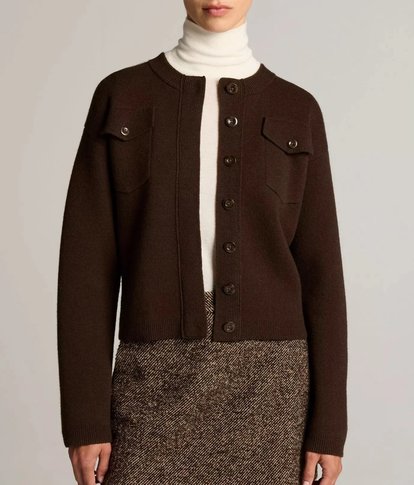 Vi g&aring;r h&oslash;sten i m&oslash;te i  bruntoner 🤎
Denne lune cardiganen fra Vince er et perfekt eksempel p&aring; sesongens avslappede luksus.

Velkommen 10-17 i dag.

#vince #fallfashion #timelesspieces #neozsandefjord
