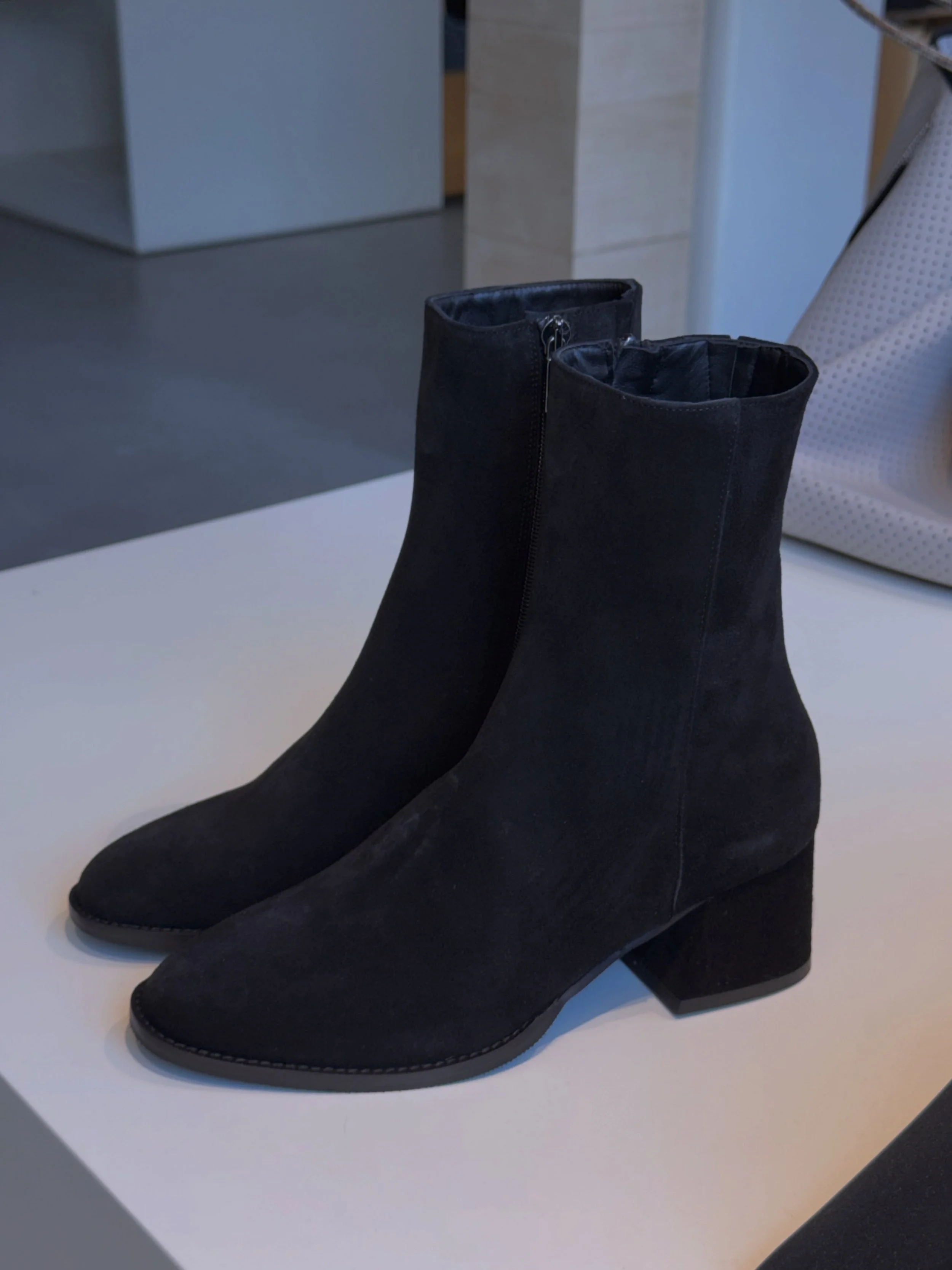 Ronja er en klassisk ankel st&oslash;vlett i semsket skinn  med en enkel og elegant silhuett. Den brede helen gir skoen et feminint uttrykk og er st&oslash;dig p&aring; foten.🍃

Velkommen innom 10-17 i dag.

#bukela #leatherboots #neozsandefjord