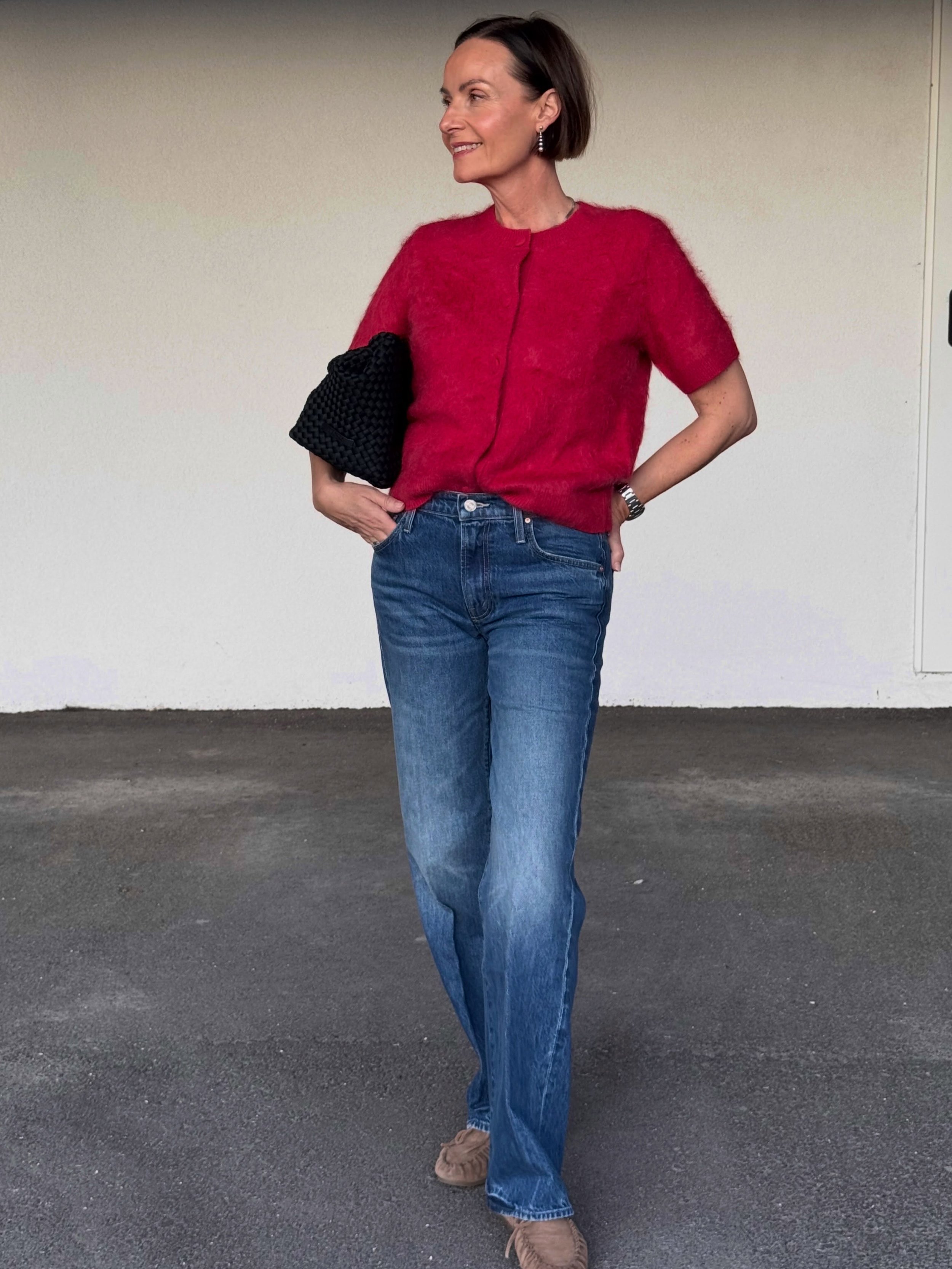 En liten dose r&oslash;dt til h&oslash;stens denim ❤️
Vi elsker kombinasjonen av avslappet jeans og en  strikket topp. 
Jeans Mother &bull; Topp fra Rails &bull; Naghedi veske.

Velkommen innom 10-18 i dag.

#neozsandefjord #h&oslash;ststil #denim #s
