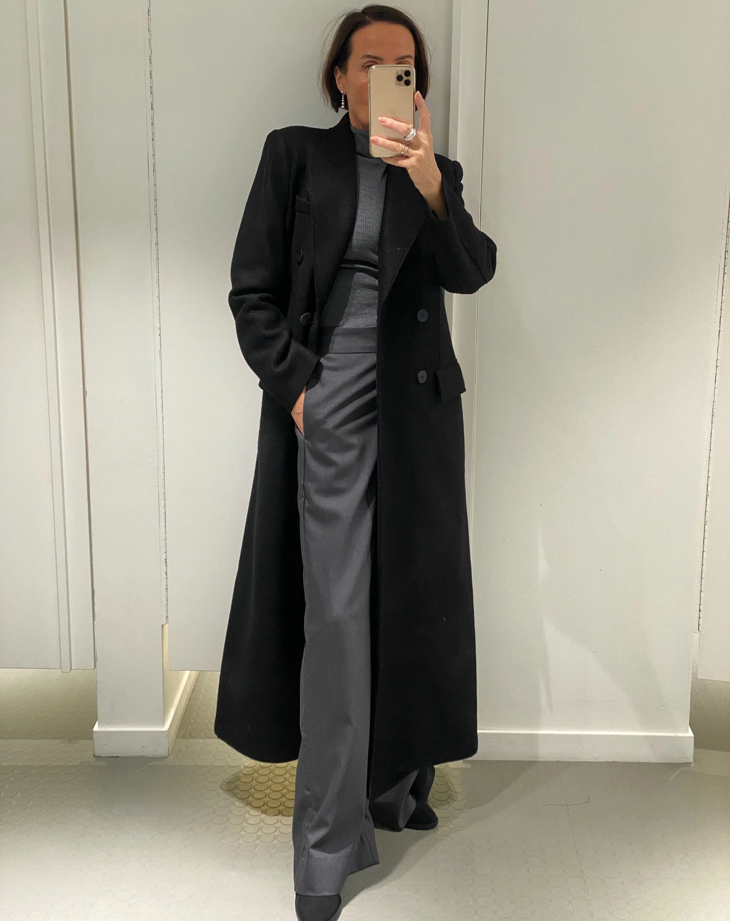 H&oslash;stens favoritt fra Harris Wharf! 🖤
En lang dobbeltspent  k&aring;pe i ren ull. K&aring;pen har skulderputer og en skreddersydd og elegant passform.

Velkommen innom 10-17 i dag.

#harriswharflondon #woolcoat #fallfashion #neozsandefjord