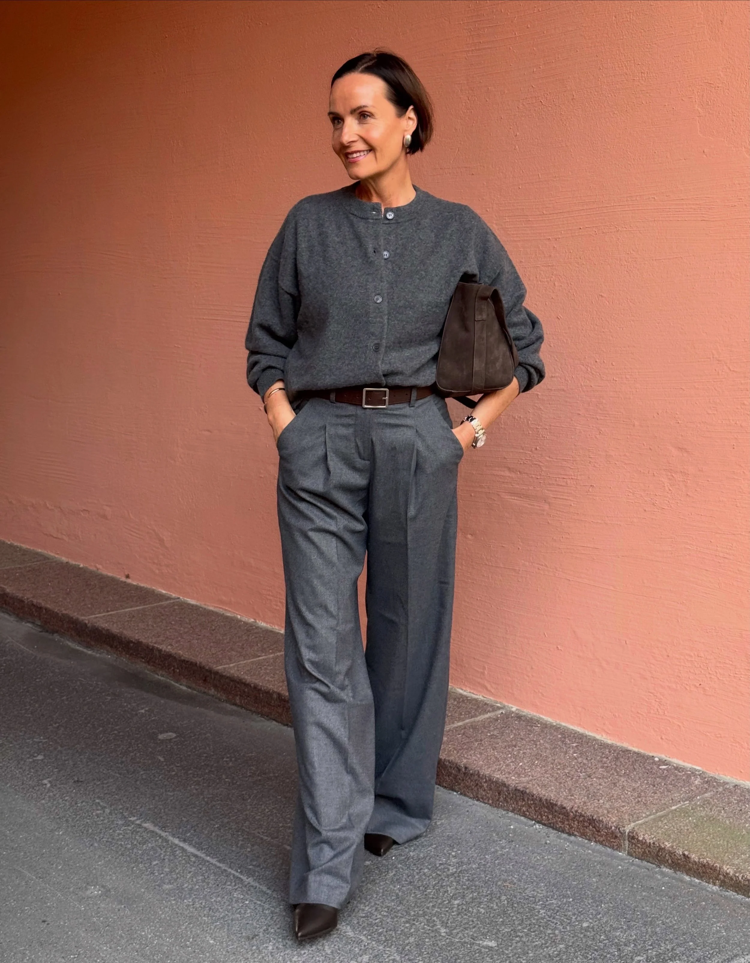 Gr&aring;toner 🩶 Med en touch av brunt!
Bukse fra Seductive &bull; Mawei Cashmere Cardigan &bull; Jim Rickey veske &bull; Maison Boinet belte. 

#seductive #mawei #jimrickey #bukela #neozsandefjord