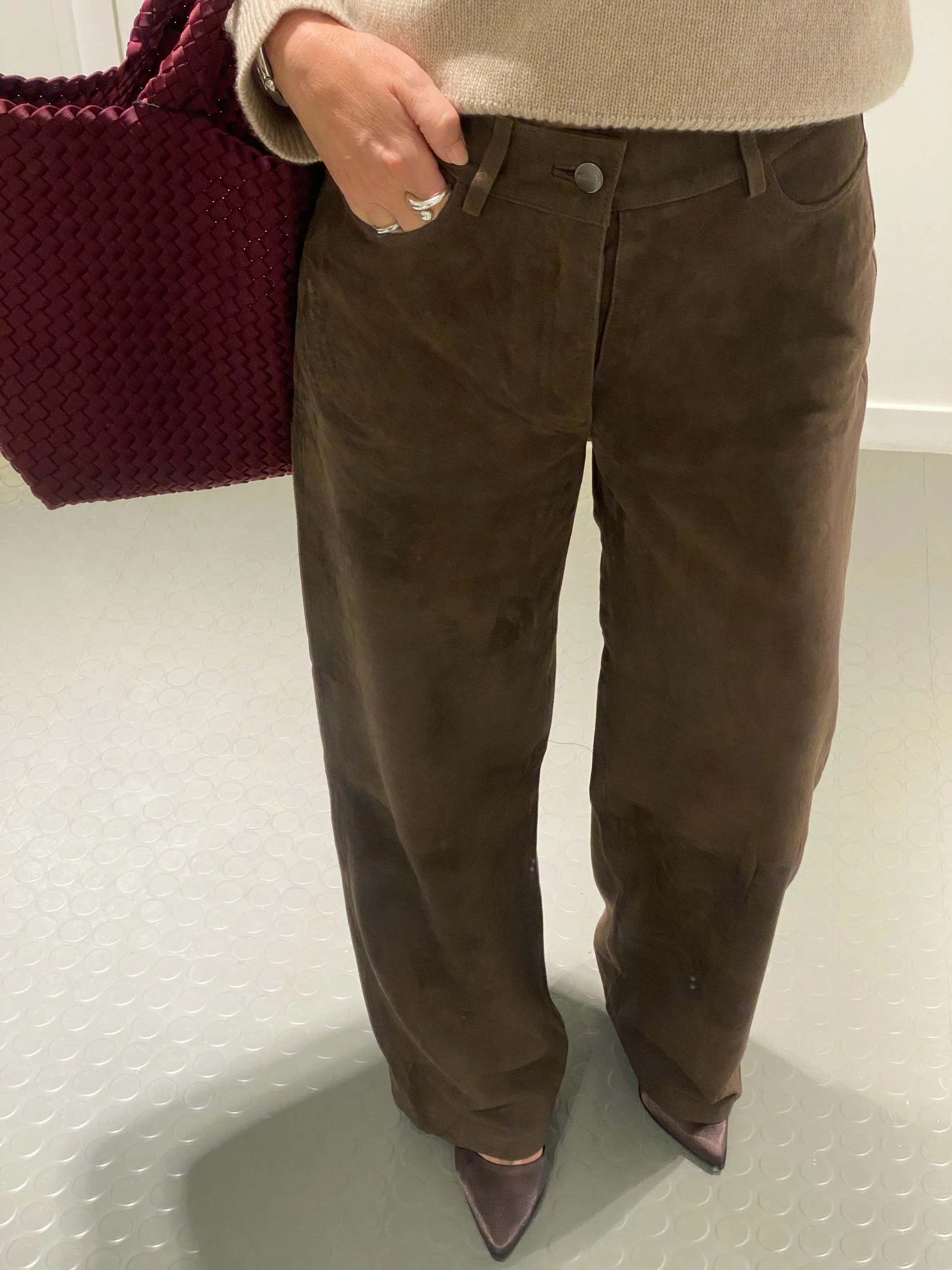 Victory semsket skinnbukse fra Stylein 🤎
- Mykt geiteskinn med baklommer. S&aring; soft og behagelig &aring; ha p&aring;.

Velkommen innom 10-17 i dag🍂

#stylein #suedeleather #timeless #neozsandefjord