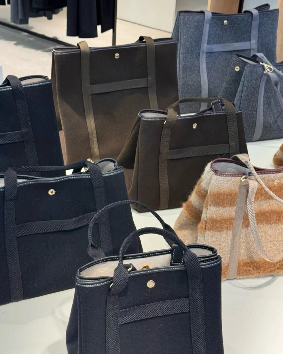 Om du vurder ny veske for h&oslash;sten, anbefaler vi at du tar en titt p&aring; de praktiske og tidl&oslash;se veskene fra Rue De Vernuil🤎

Velkommen innom 10-18 i dag🍁

#ruedeverneuil #frenchbrand #tmeless #neozsandefjord