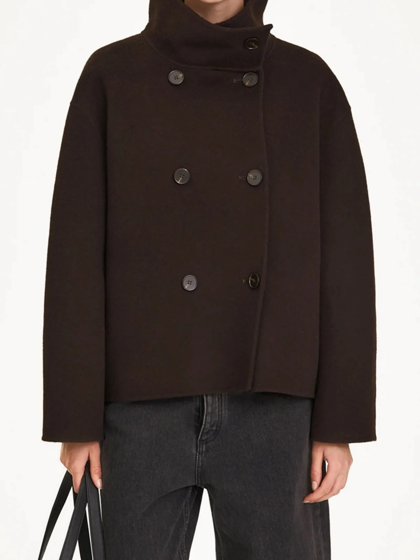 🤎 Tove Jacket fra Stylein &ndash; en kort ulljakke i m&oslash;rk brun. Enkel, tidl&oslash;s og perfekt for h&oslash;stens garderobe.

Velkommen 10-17 i dag!🍂

#stylein #fallvibes #timelessdesign #neozsandefjord
