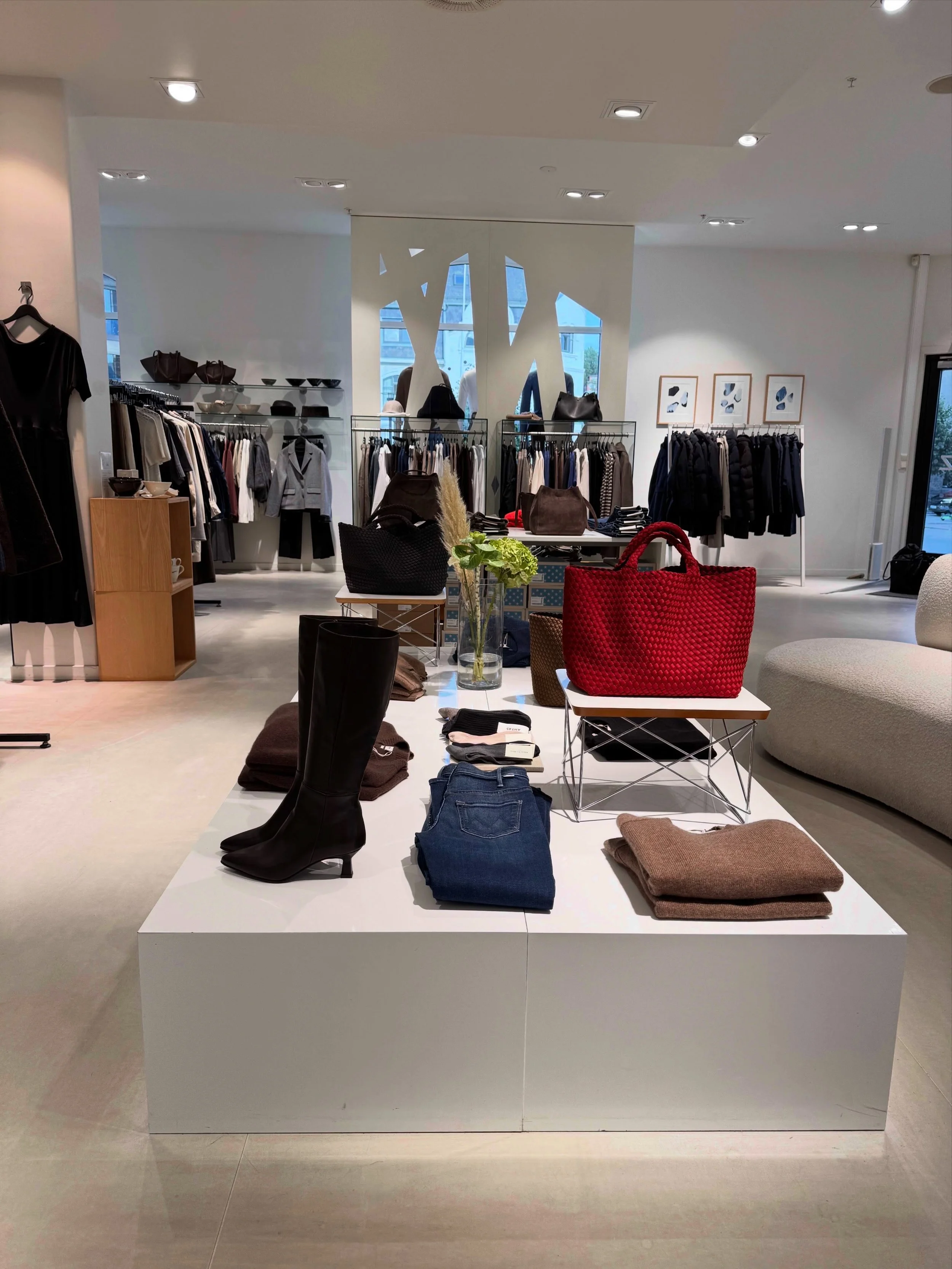 Det er h&oslash;st i butikken🍂 Nyheter er p&aring; plass og favorittene er fylt p&aring;. Velkommen innom 10-16 i dag🤎