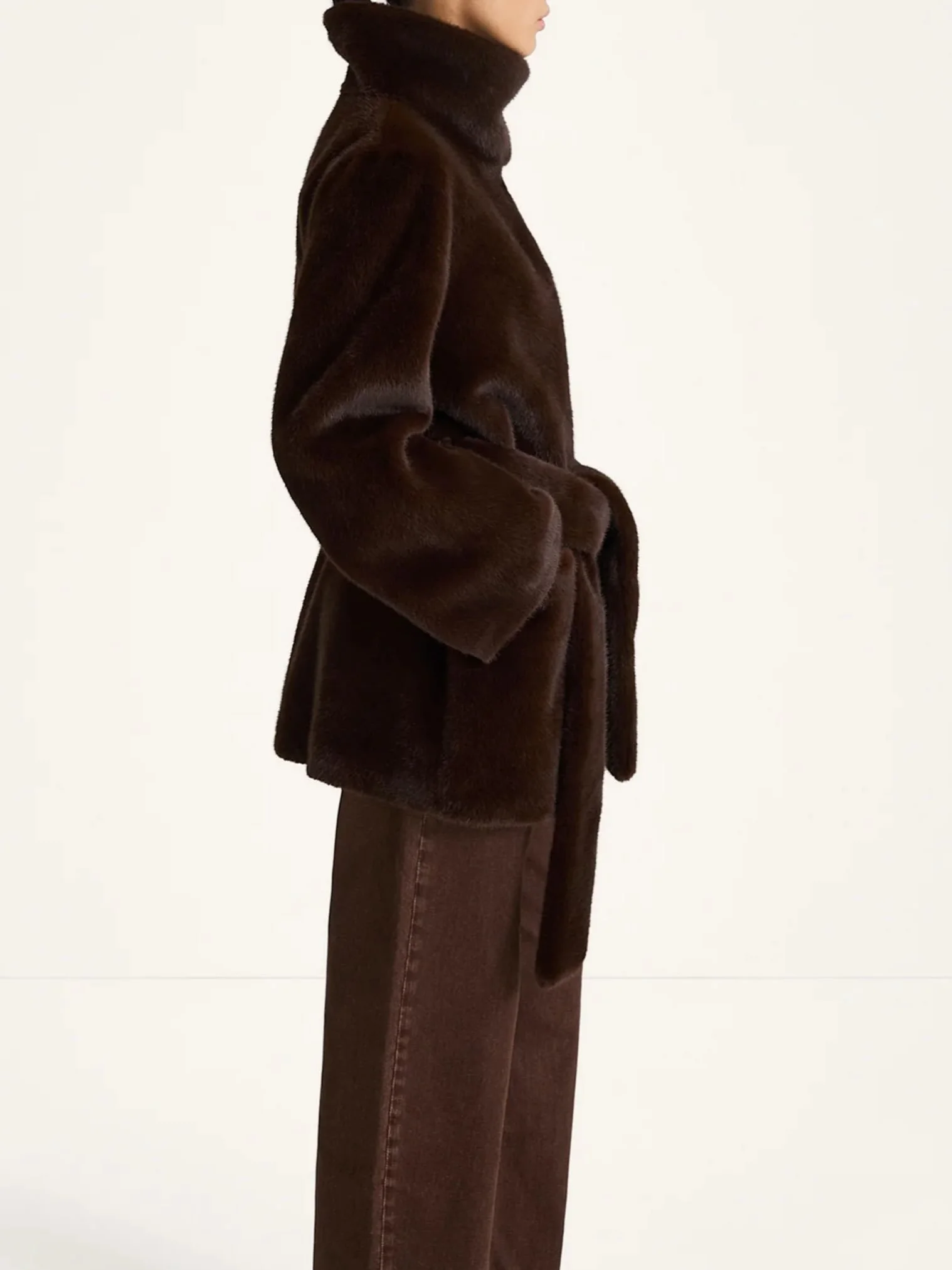 Hilani Coat fra Stylein er en halvlang k&aring;pe i myk fuskepels med en elegant, minimalistisk silhuett🤎
Perfekt for kaldere dager🍂

Velkommen innom 10-17 i dag.

#stylein #fakefur #neozsandefjord