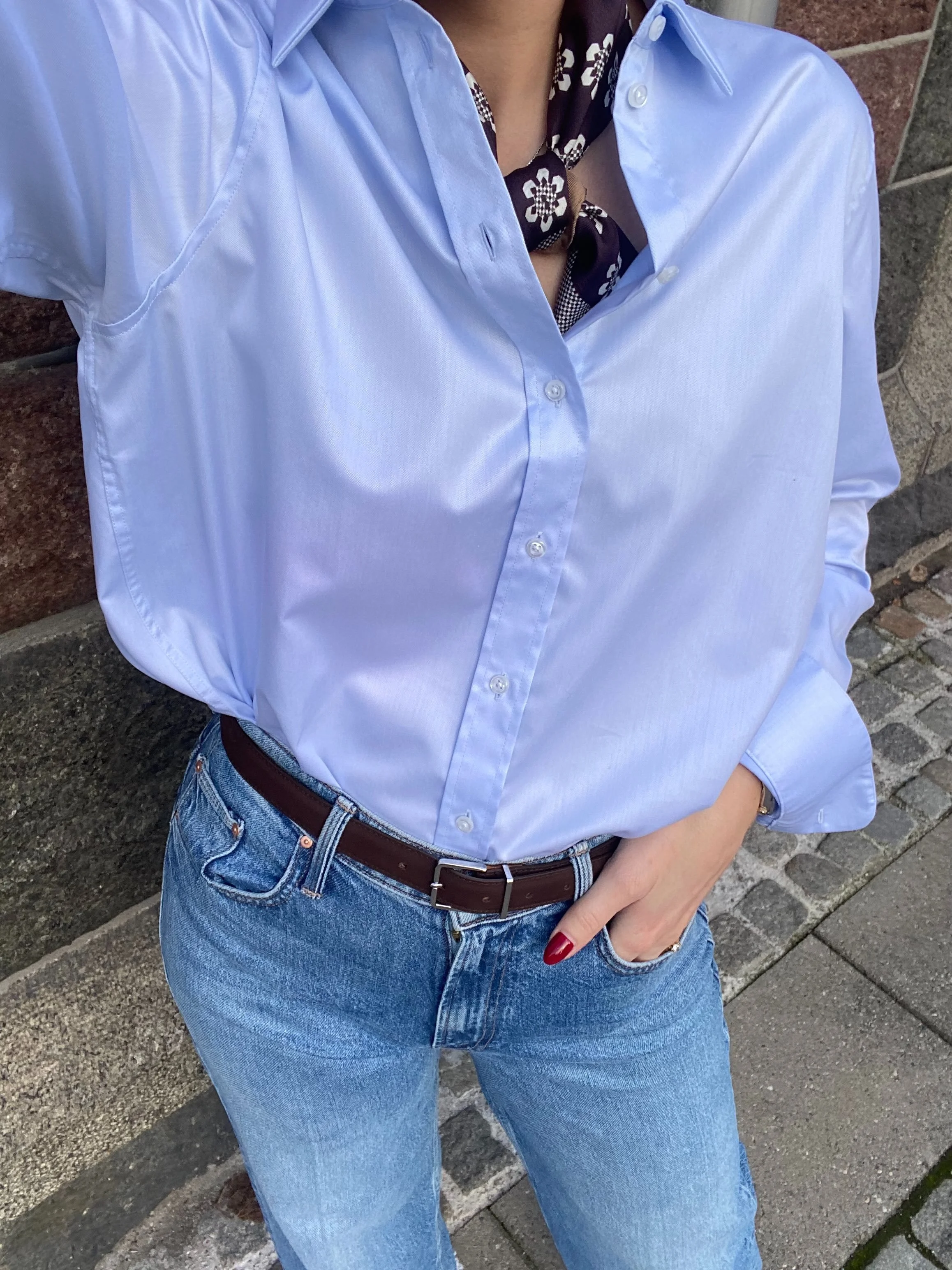 Lys bl&aring; + brunt 🍂
Sophie shirt fra Julie Josephine &bull; Mother jeans &bull; Stenstr&oslash;ms silkeskjerf &bull; Sko fra Jim Rickey.

Velkommen innom 10-17 i dag.

#juliejosephine #mother #stenstr&oslash;ms #jimrickey #neozsandefjord