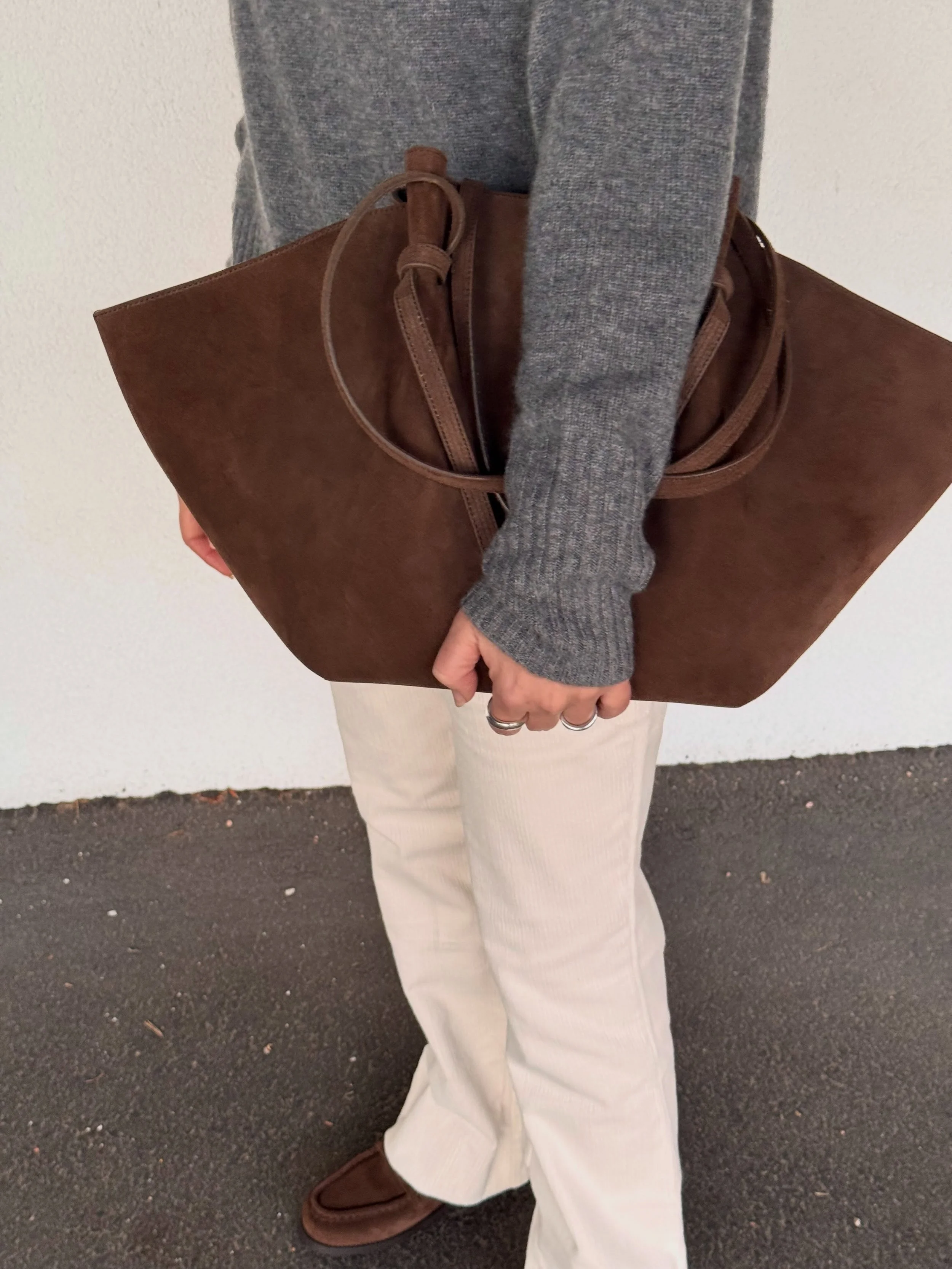 Denne kombinasjonen; vinterhvit, gr&aring; og brun.

Yuzefi veske &bull; Fiveunits Clara cord &bull; Notshy cashmere genser &bull; Jim Rickey Loafers🍂🍂

Velkommen innom 10-17 i dag.