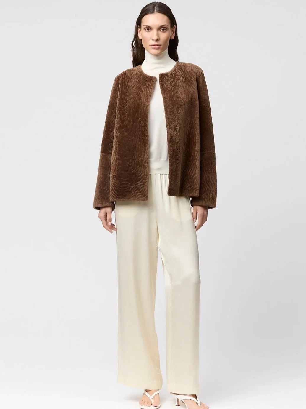 Den perfekte h&oslash;stjakken 🤎  Como Shearling-jakken fra FWSS &ndash; i nydelig brun tone.

Velkommen innom 10-17 i dag🍂

#fwss #shearlingjacket #neozsandefjord