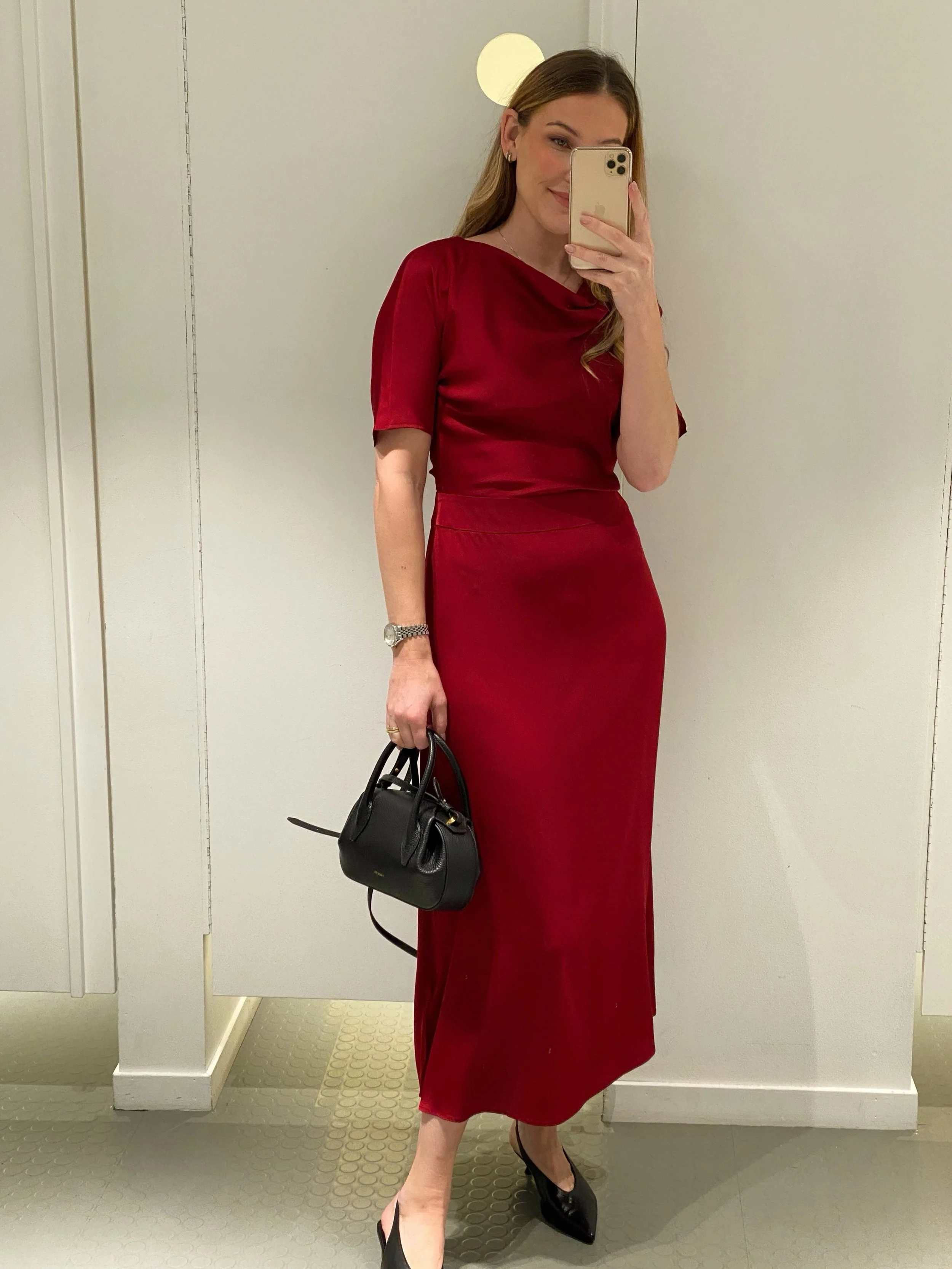 A touch of red ❤️ Lang silkekjole fra Stenstr&ouml;ms &ndash; feminin og chic. Finnes i sort og bl&aring; ogs&aring;.

Velkommen innom 10-17 i dag.

#stenstr&oslash;ms #silkekjole #tidl&oslash;s #neozsandefjord