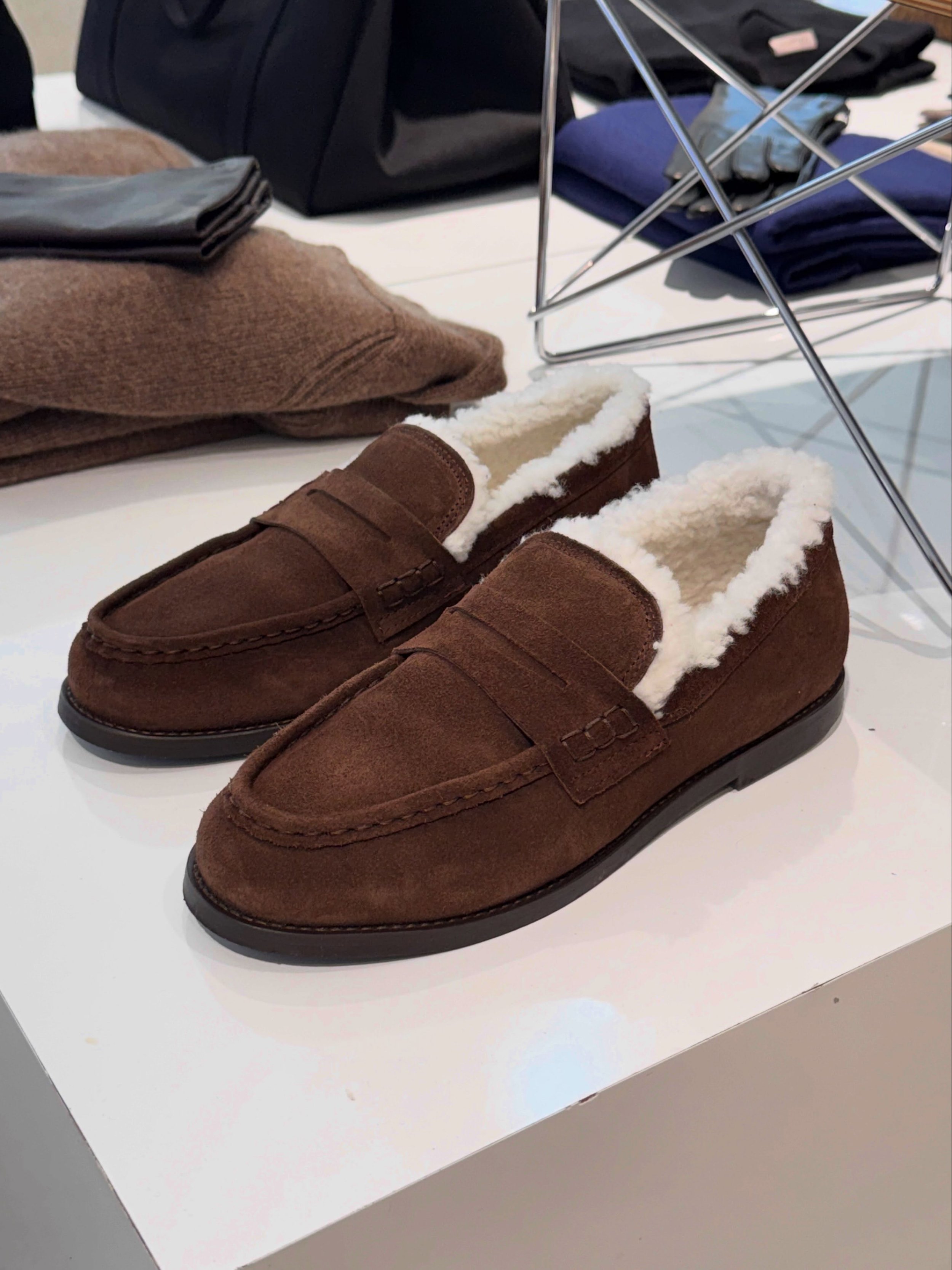 Belle Loafers fra Jim Rickey er stilrene og komfortable loafers i brunt semsket skinn med deilig f&ocirc;r🍂

Velkommen innom 10-17 i dag.