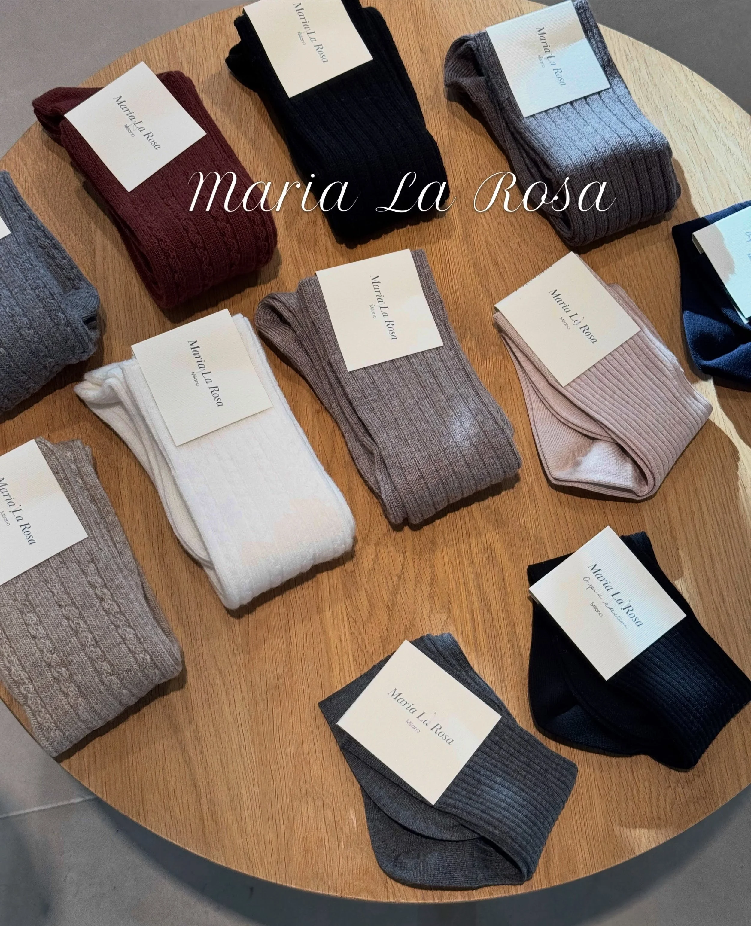 Korte, lange, bomull og ull🤎 Sokker fra italienske Maria La Rosa🍂

Velkommen innom 10-17 i dag!

#marialarosa #italian #socks #fallessentials #neozsandefjord