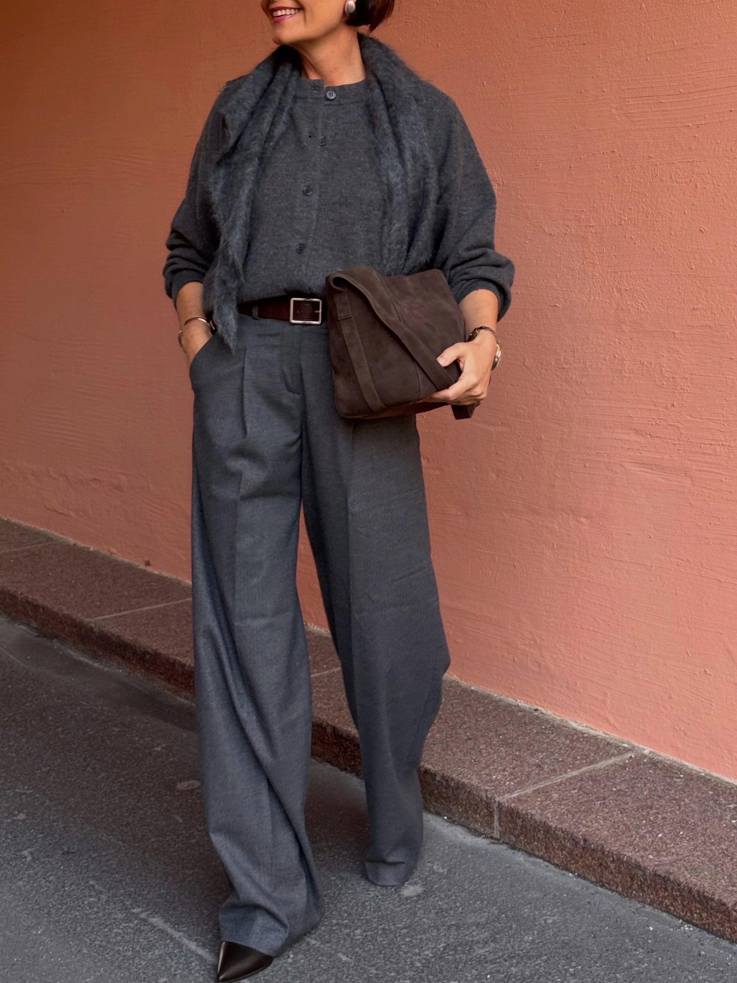 Gr&aring;toner og myke kvaliteter 🩶
Miks teksturene: N&aring;r fargepaletten er dempet, m&aring; materialene gj&oslash;re jobben.

Mawei Cashmere cardigan &bull; Seductive ullflannel bukse &bull; Skjerf fra Ermer &bull; Tilbeh&oslash;r fra Jim Ricke