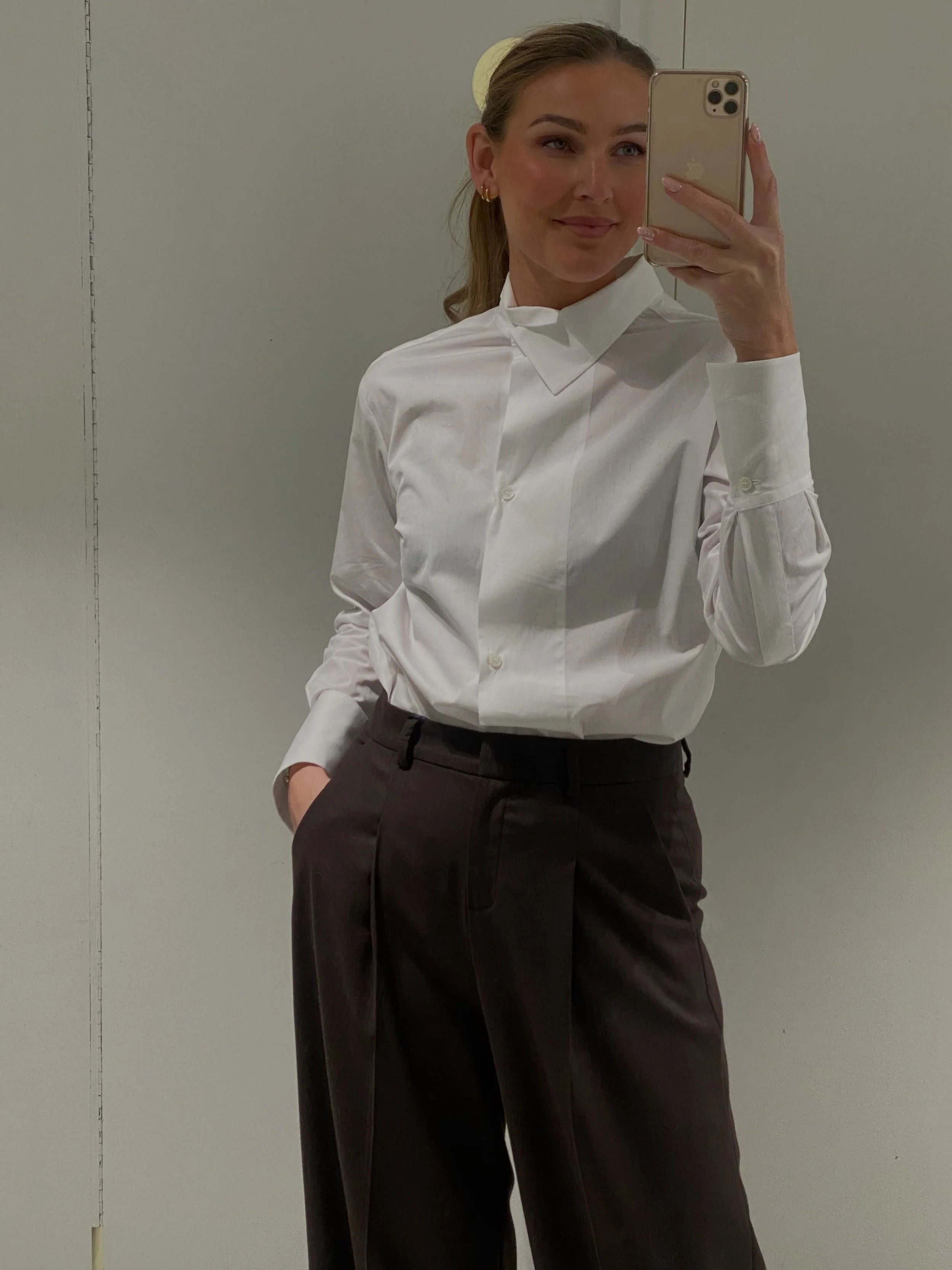 Vi har en fascinasjon for hvite crispi skjorter🤍 
Legg merke til detaljene p&aring; skjorten fra Academia!

Velkommen innom 10-16 i dag 🍂 Vi har fortsatt noen gode tilbud igjen.