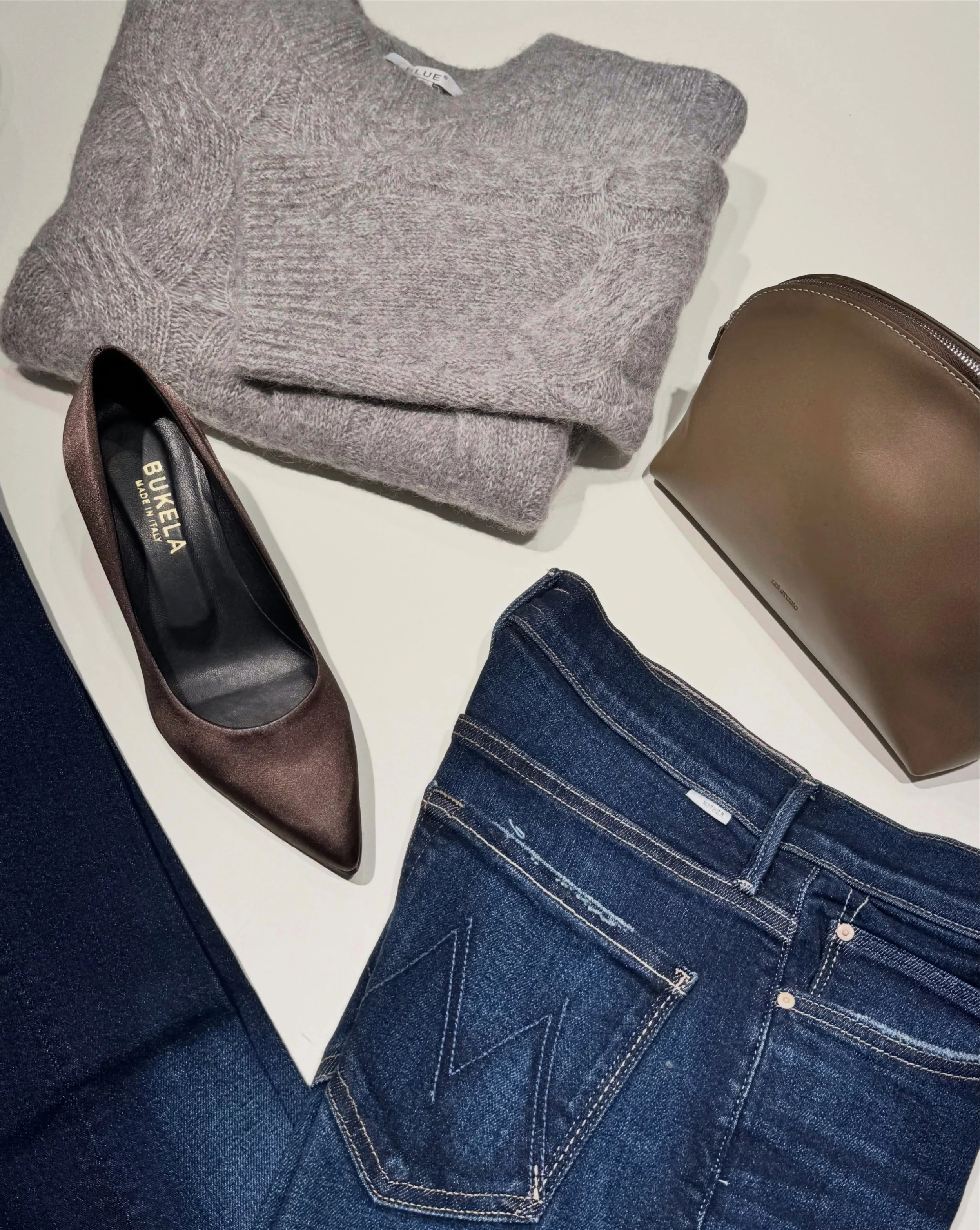 🍁 Mother jeans slim modell &bull; Bukela pumps &bull; Blue genser &bull; Lie Studio clutch.

Velkommen innom 10-17 i dag.

#mother #bukela #blue #lue #neozsandefjord