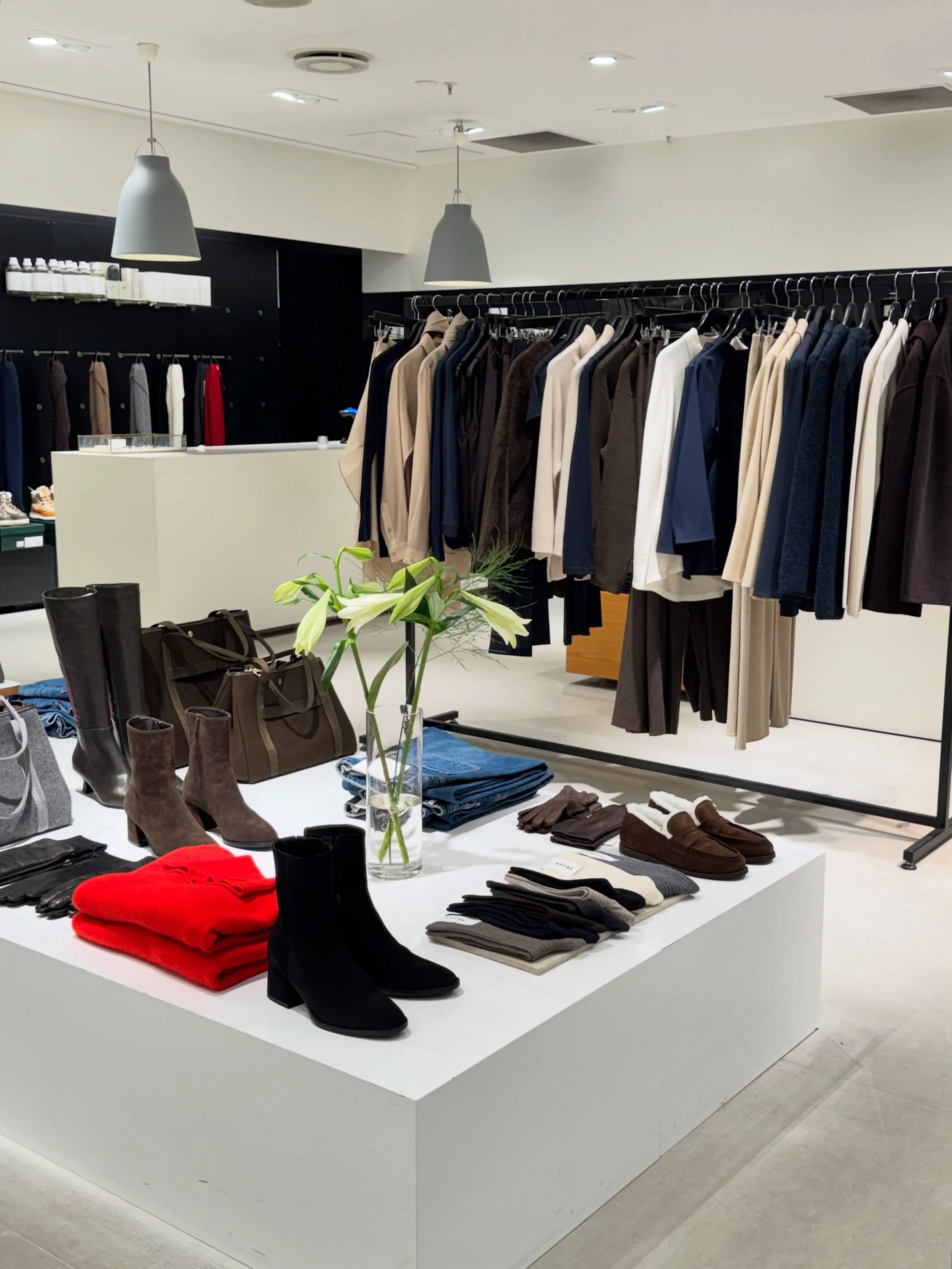 Butikken bugner av fine h&oslash;stvarer 🍂 
Velkommen innom 10-17 i dag.

#neozsandefjord #fallfashion #scandinavianstyle