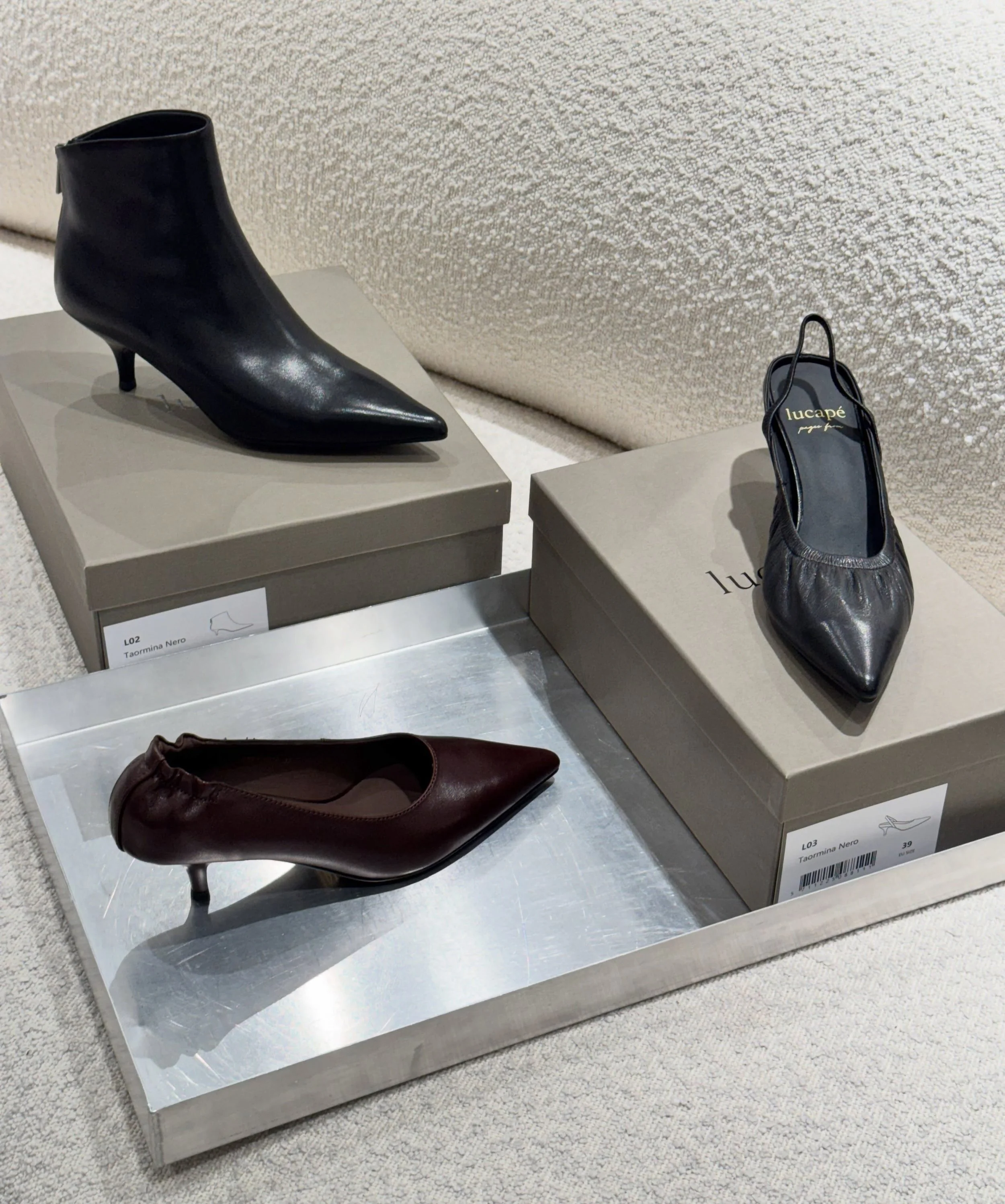 LUCAPE - Nytt skomerke hos oss! De lekreste pumps og boots i nydelig skinnkvalitet fra Italia.

Velkommen innom 10-17 i dag.

#lucape #leathershoes #newin #neozsandefjord