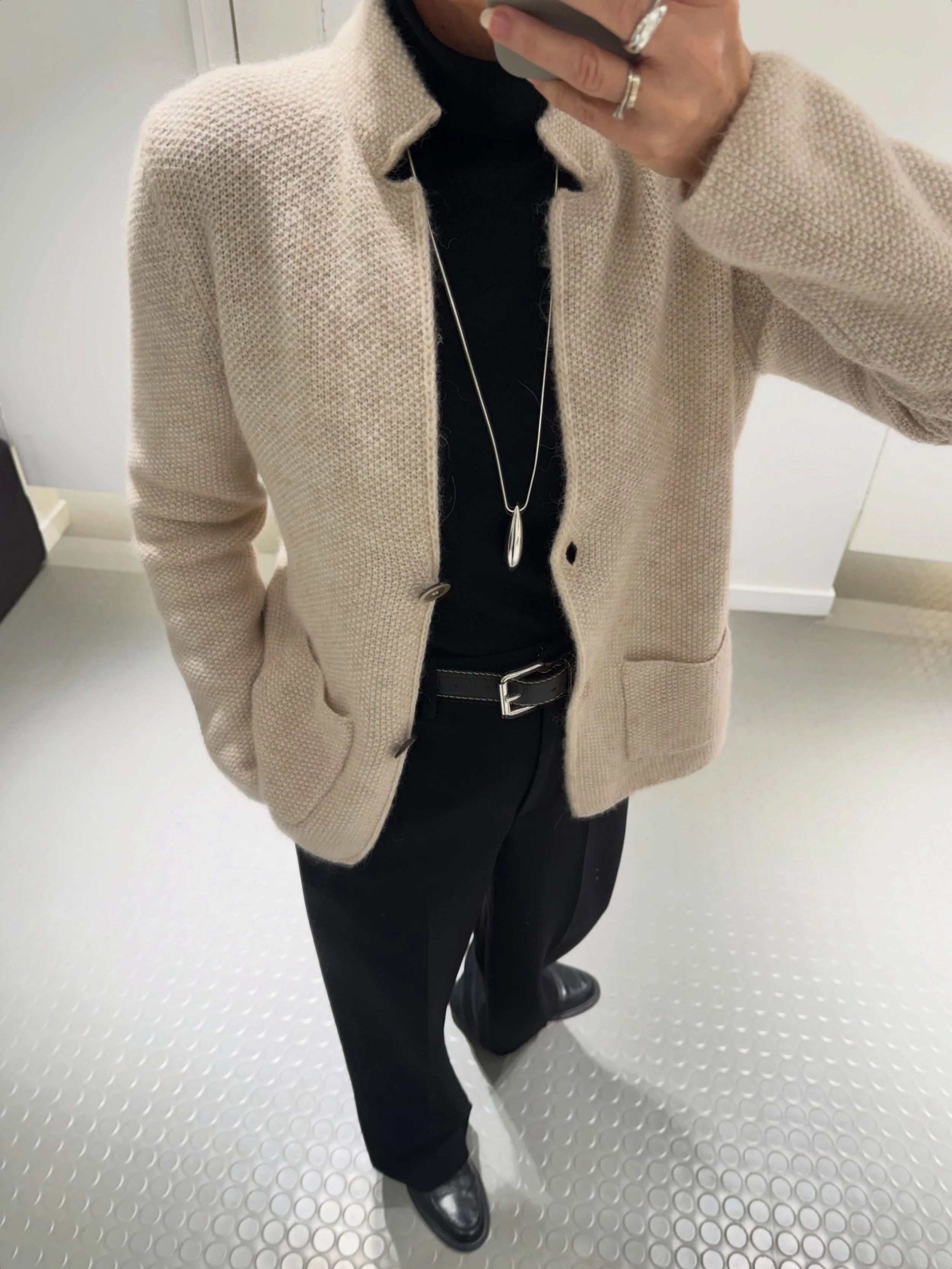 ENDELIG!! p&aring;fyll av perlestrikk jakken fra GRAN SASSO🤎💫🤎 Navy, beige, taupe og ny m&oslash;rk brun farge.

Velkommen innom 10-16 i dag.

#gransasso #italianbrand #neozsandefjord