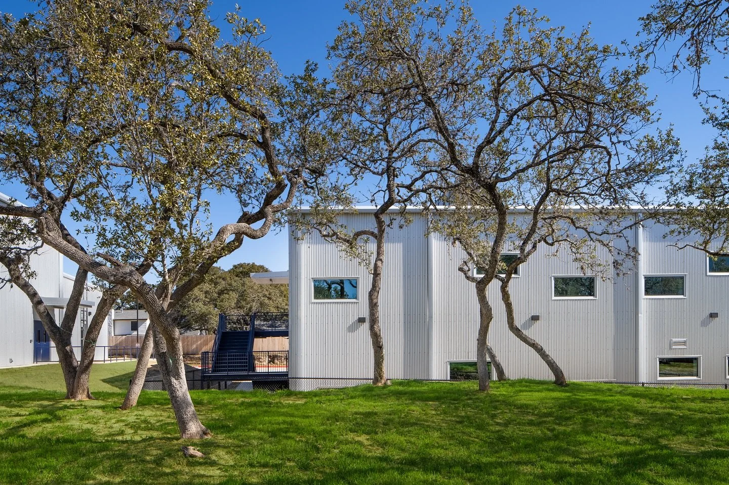 The KIPP Somos campus in San Antonio, TX is an incredible example of balancing new construction while preserving the natural environment to create new spaces for interaction. 

Project: @kipptexas 
Designed by: @gensler_design 
Built by: @linbeckgrou