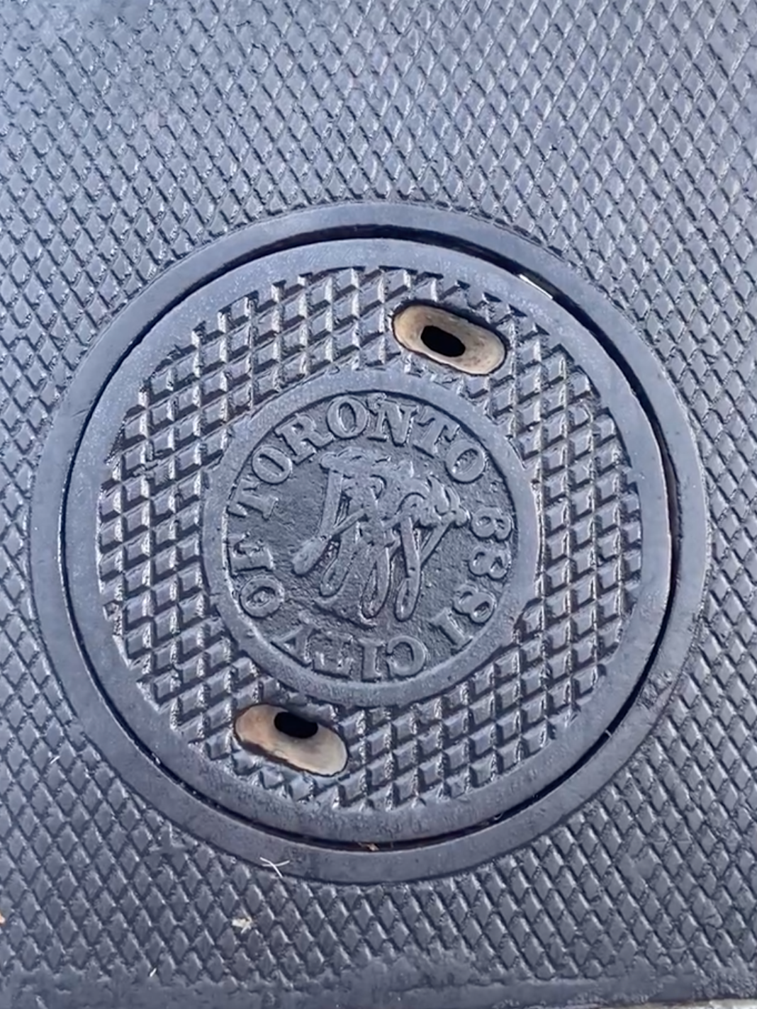 EU25_Photo_Manholecover_CityofToronto1889_topview.png
