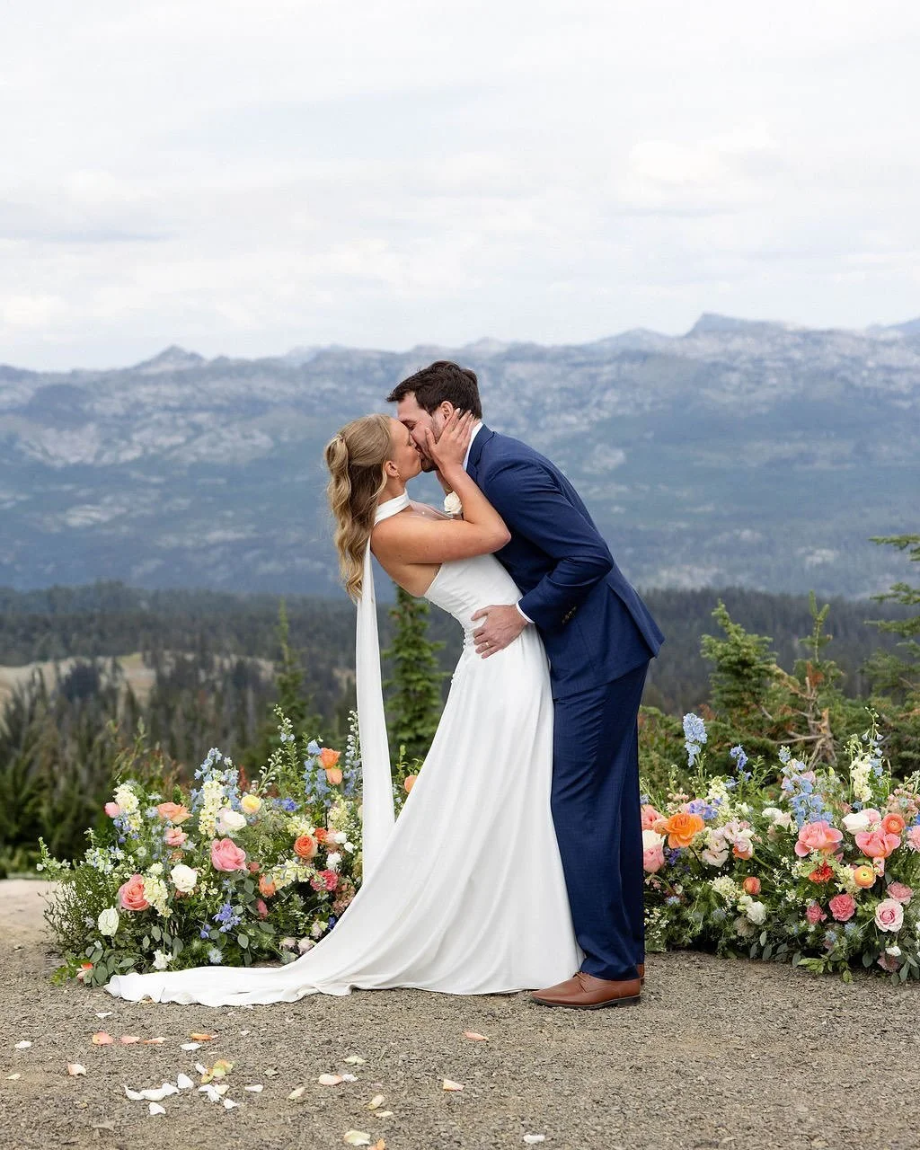 Obsessed with these sneak peaks from R + J&rsquo;s wedding at Brundage Mountain! It was so amazing to be a part of their day in a place that means so much to them ⛰️

Photo: @jessaephotos
Coordination: @verdantweddingplanning
Flowers: @hardyblooms
Ve