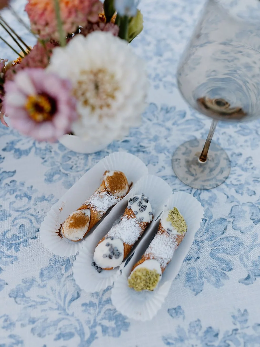 These cannolis deserve a spot on the feed &ndash;&nbsp;pretty, delicious, and served from the cutest cart!

Photo: @kaylaaesparza 
Cannoli Cart: @caffesorrentoboise 
Linens: @bbjlatavola 

#boiseweddingplanner #idahoweddingplanner #idahoweddings #wed