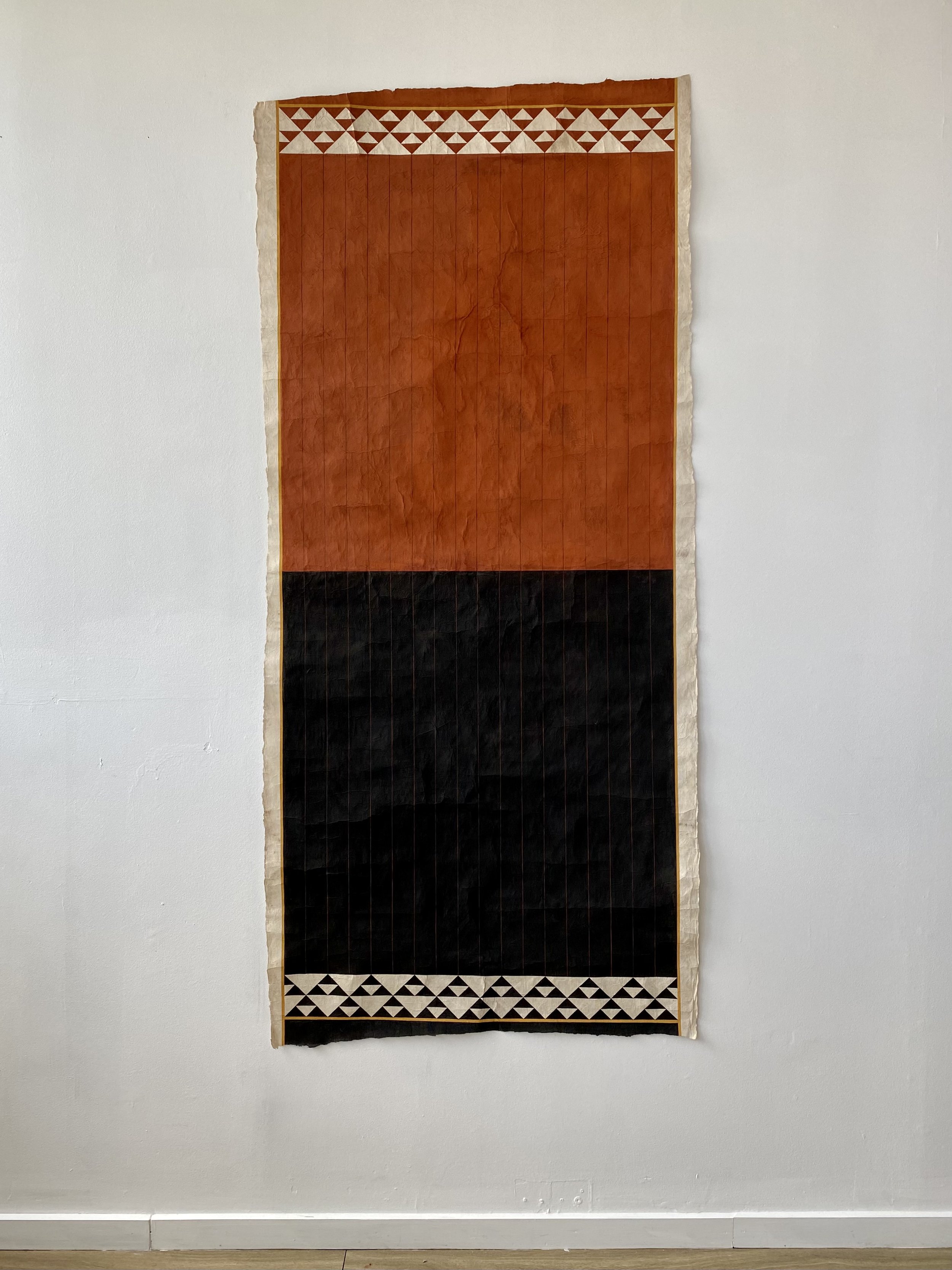 Nikau Hindin, Te Toiri o te Hauoro (2022), kōkōwai (earth pigments) on aute (paper mulberry barkcloth), 70 7/16” x 31 7/64”
