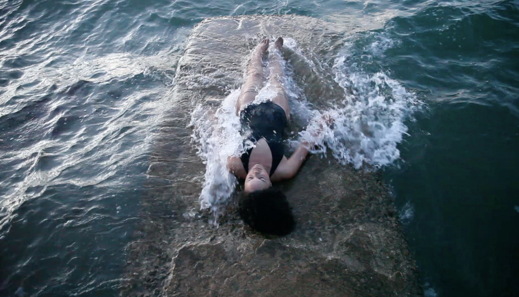 Angela Tiatia, Holding On (2015), Single-channel High Definition video 16:9, colour, sound, 12’12”