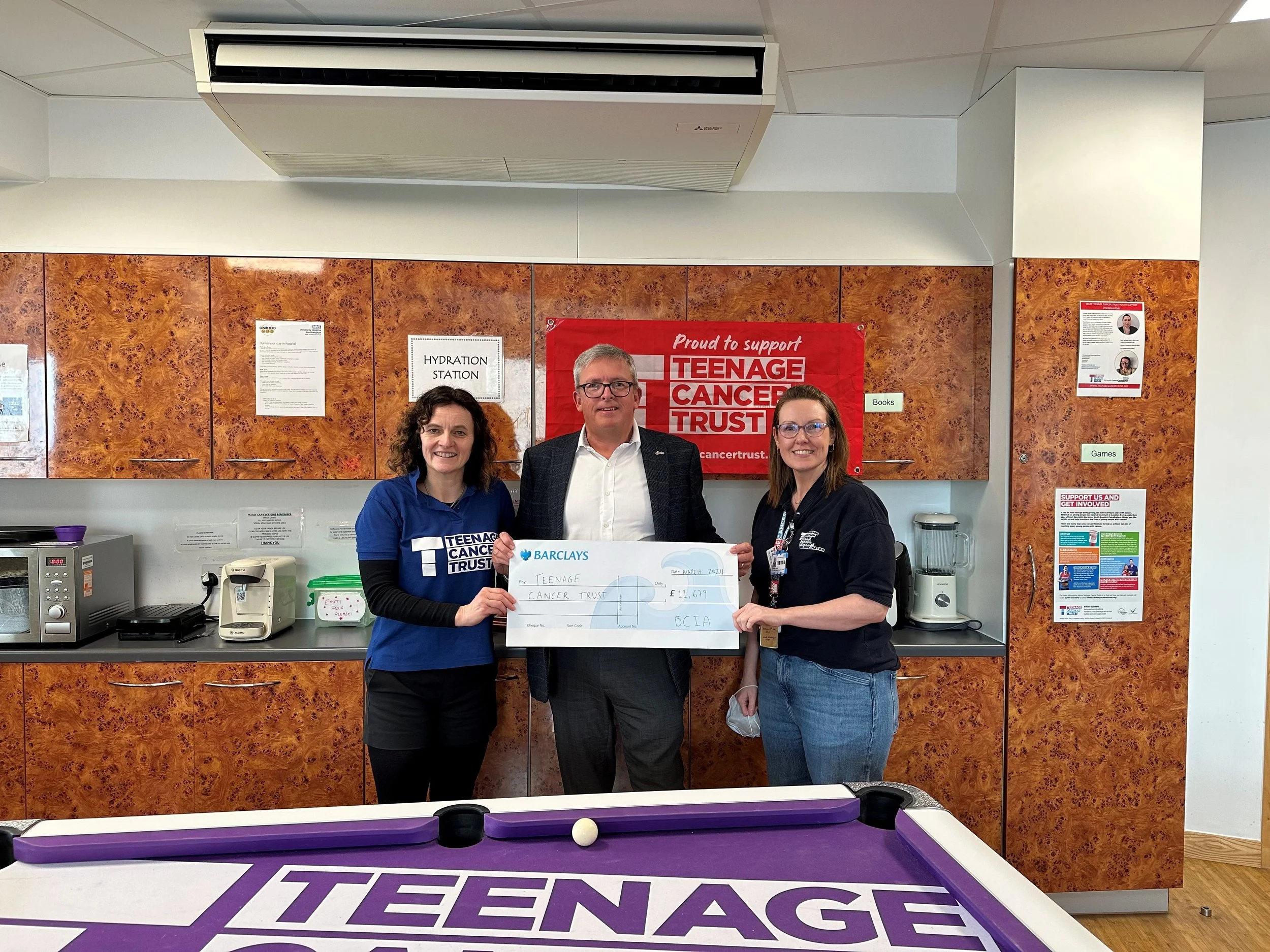 91��Ƭ�� Immediate Past-President hands over charity cheque to Teenage Cancer Trust