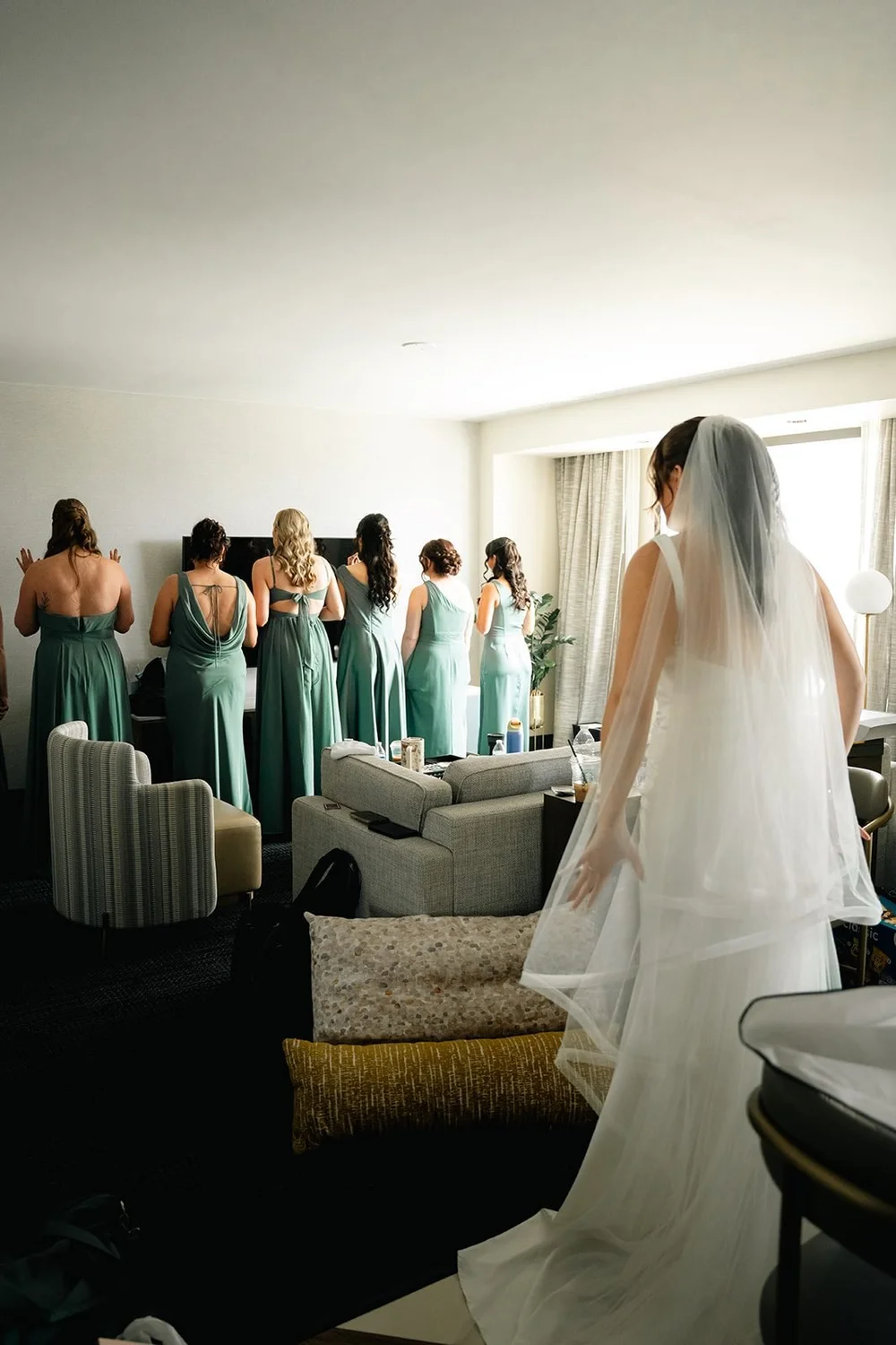 Grace and her bridesmaids spend the wedding morning together in a Hilton Omaha suite
