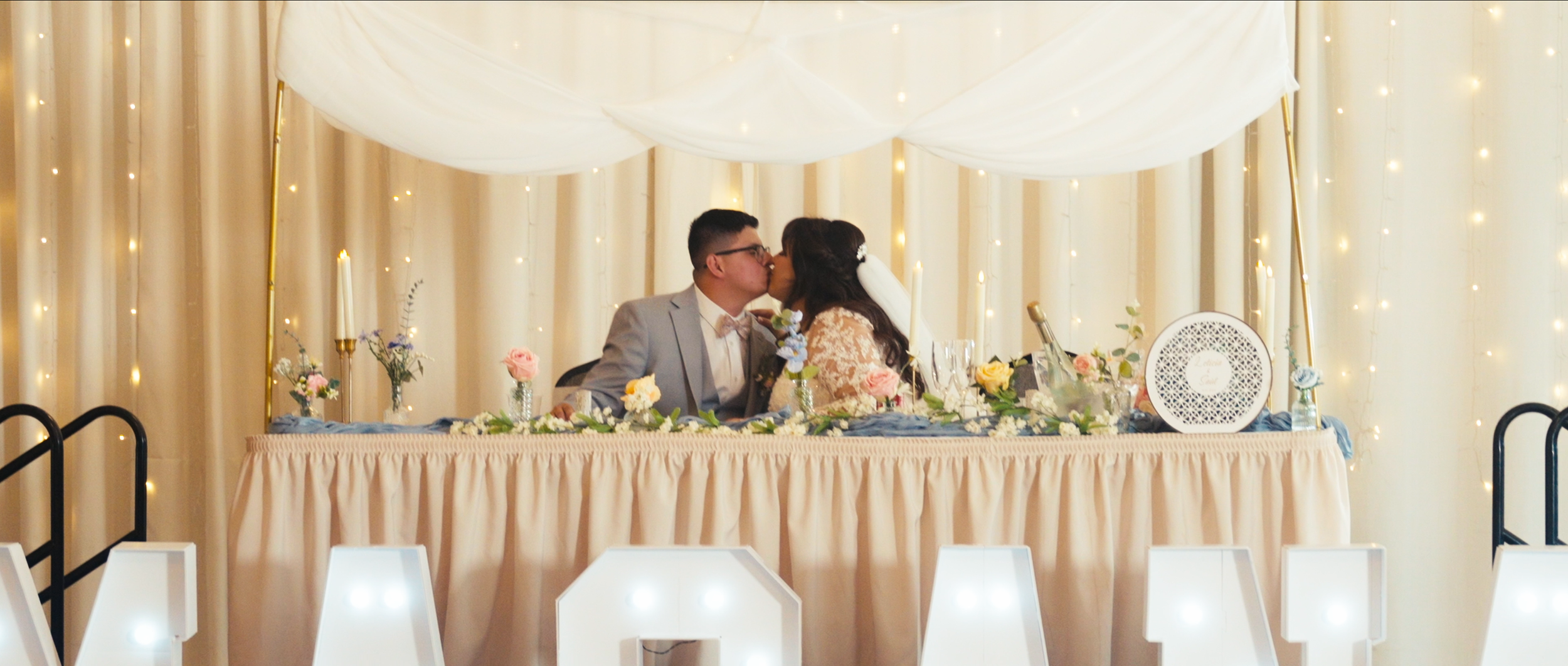 Sweetheart table kiss