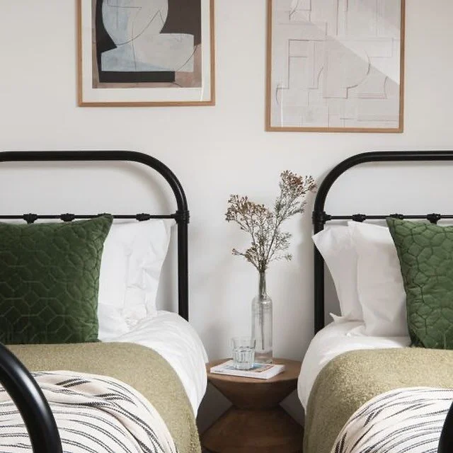 Green, fresh white sheets, cut flowers - feels like spring to me 🌿🌼🌱 #green #greeninterior #spring #fresh #wroughtironbed #freshlylaundered #whitesheets