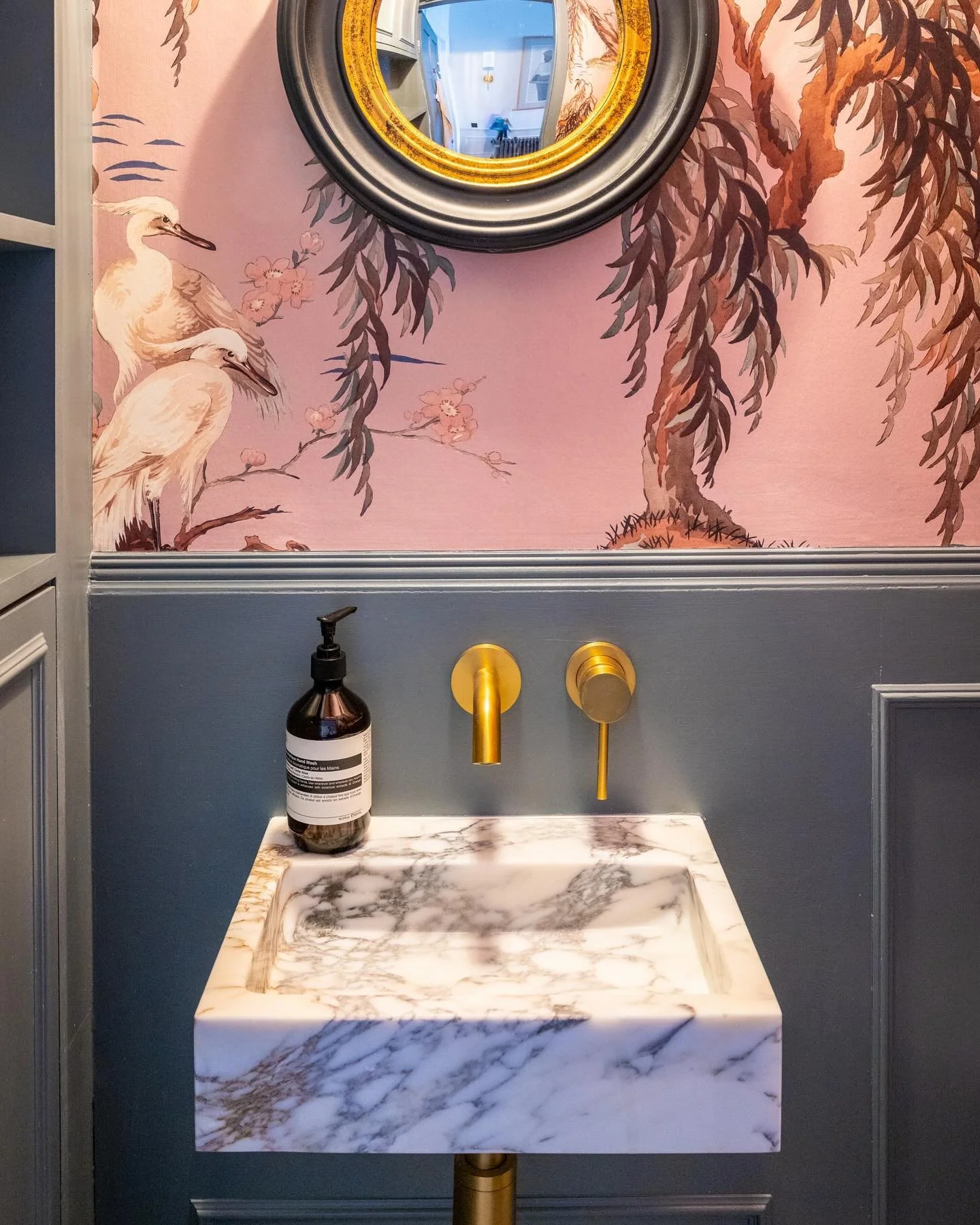 The smallest room in the house but one with which you can have lots of fun! One of my favourite go tos for wallpaper @houseofhackney