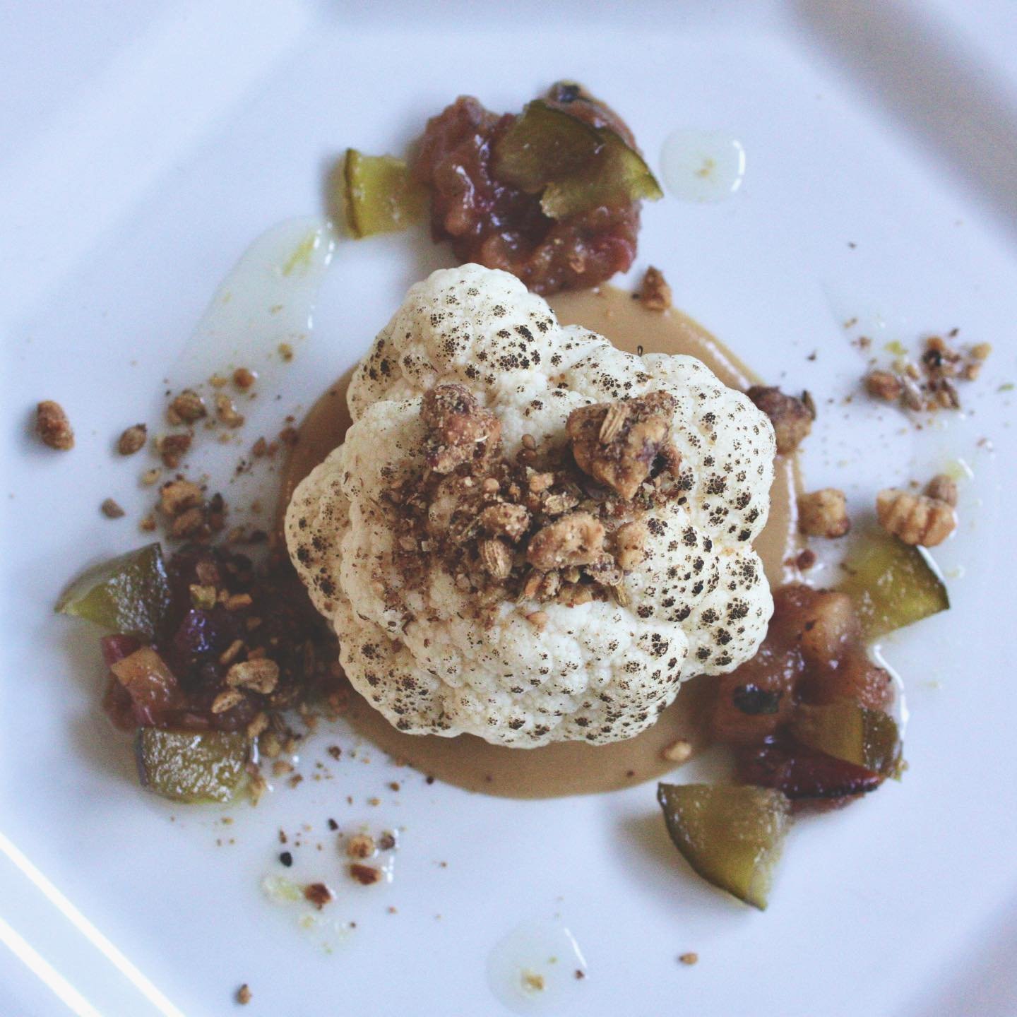 Apple Wood- smoked, roasted Cauliflower, Yeast &amp; Dijon B&eacute;chamel, Apple &amp; Green Fig Chutney, Walnut Dukkah 

🌿
The fourth course from our December,
7-course Tasting Menu 

~ British Cauliflower &amp; Apples
@grannysmithsltd

~ Organic 