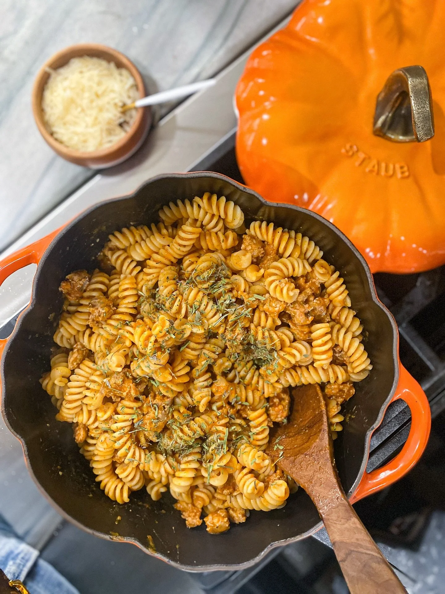 The EASIEST 5 ingredient fall dinner on the blog today! Also in love with my @staub_usa pumpkin cocotte! 🧡 https://www.laurenpalmermedia.com/blog/pumpkin-sausage-pasta