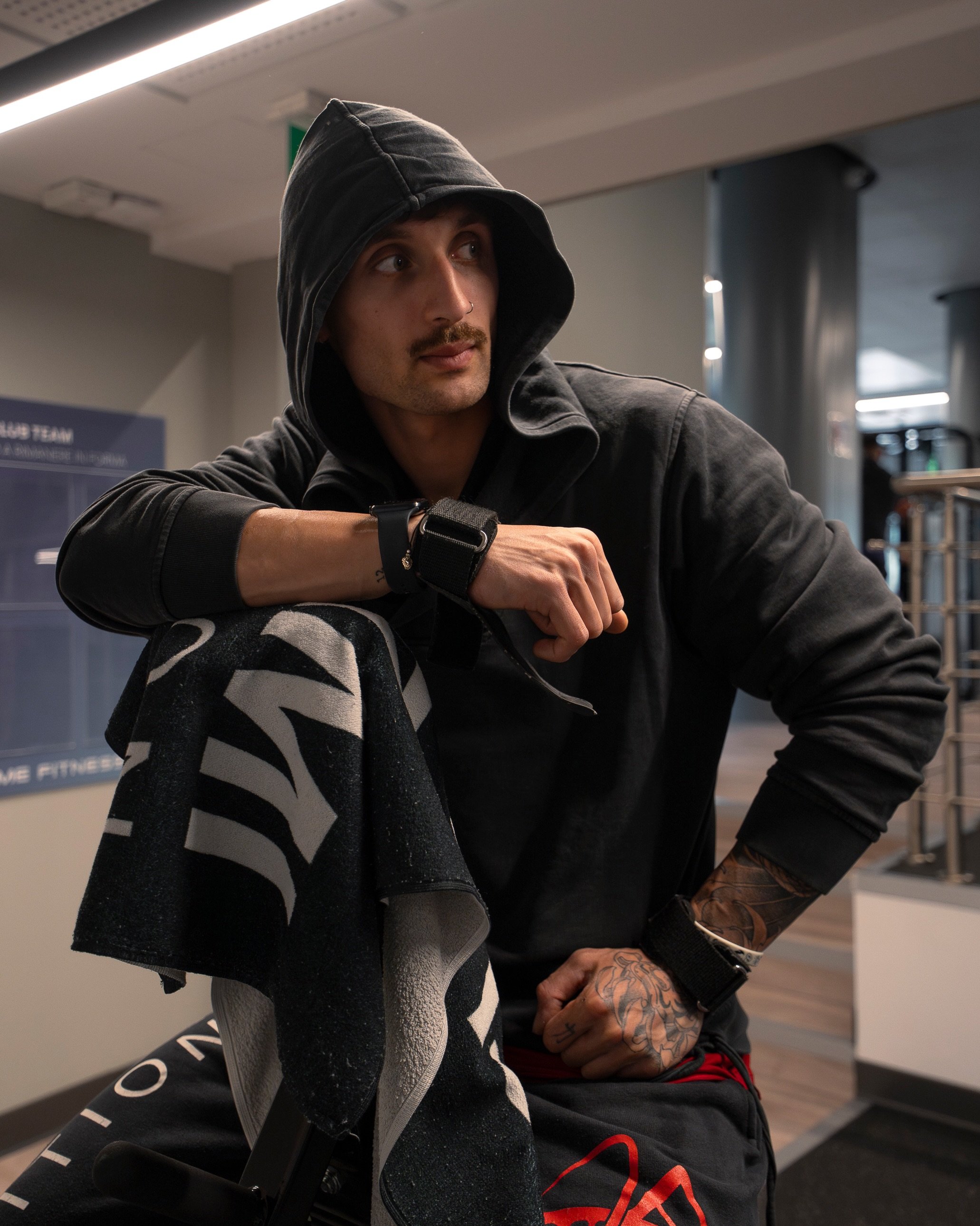 C&rsquo;&egrave; una cultura intera che vive dentro una palestra, e non parla solo di pesi. Parla di persone, di brand, di texture e di attitudine.
Come fotografo, cerco quel punto d&rsquo;incontro tra lo sforzo del gesto e lo stile di chi lo compie.