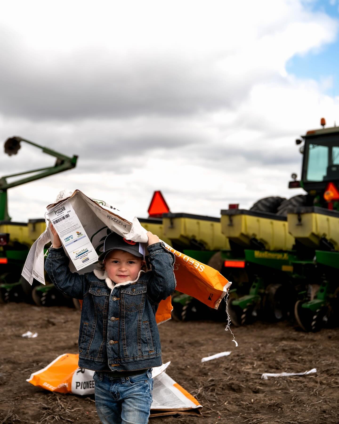 Field clean up? I know a guy. 

#illinoisfarm #illinoisfarmer #plantingseason #pioneerseedcorn #illinoiscorngrowers #illinoiscorn #johndeereplant #kidswhofarm #farmfamily #farmphotographer #farmphotoshoot 

@pioneerseeds  @johndeere @wranglerwestern