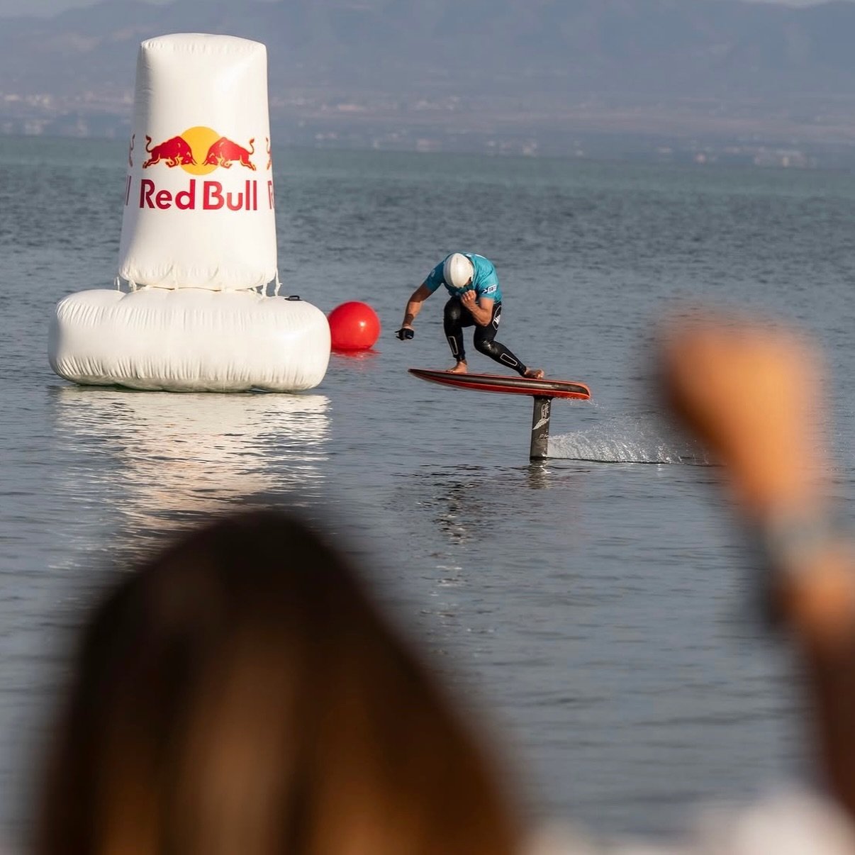 Epic action for the start of the @surffoilworldtour with the ground breaking racing evening in Morocco! Read more and follow results on our website ✌️👌 #efoilracingleague #efoilracing #sft #esports #efoiling