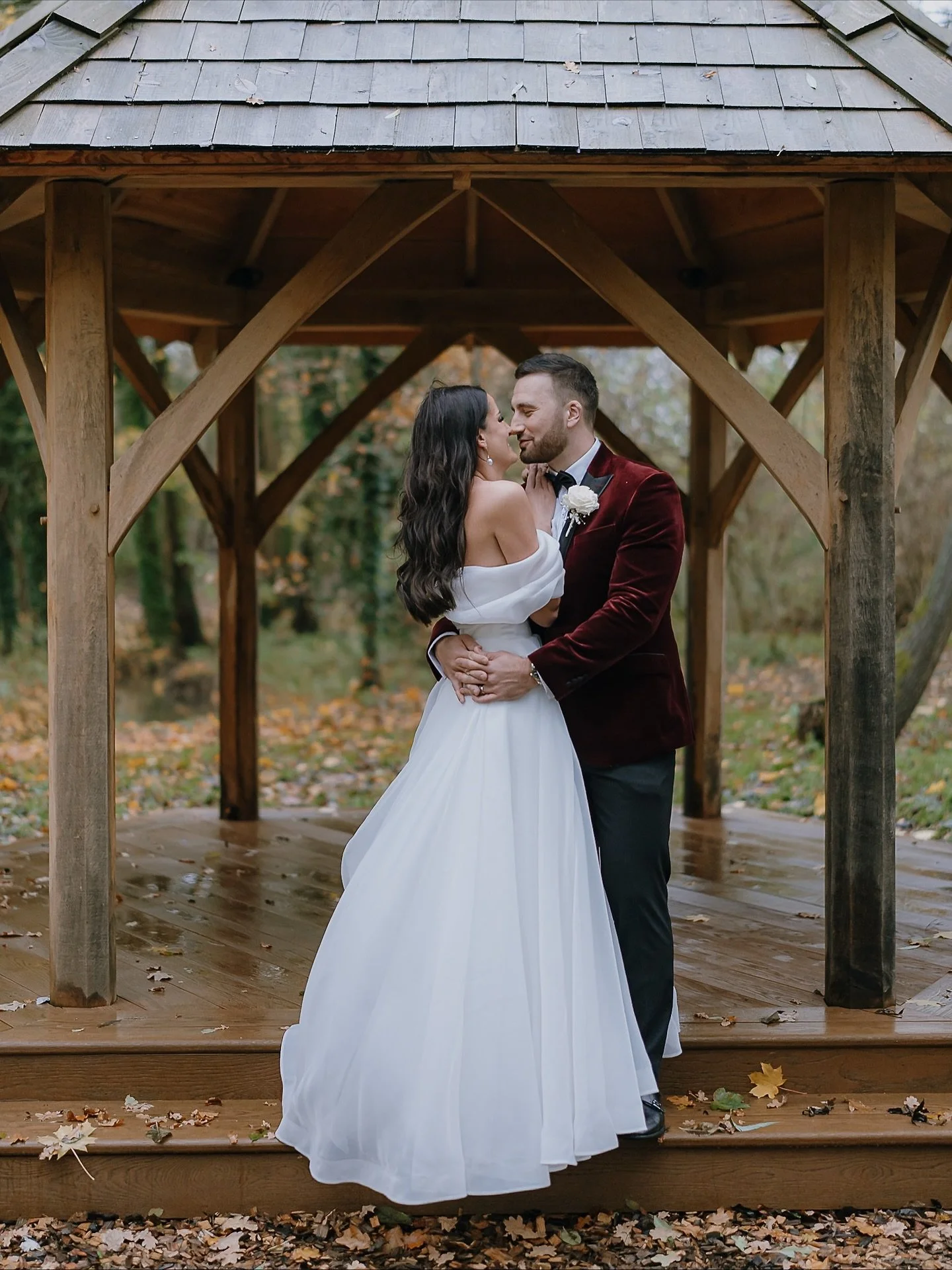 Autumnal weddings hit so differently and I&rsquo;m here for the crispy leaves, slight breeze, warm autumnal colours and cosy cuddles. 

Seconding for @annaticreates_photography 

#documentaryweddingphotographer #modernweddingphotographer #alternative