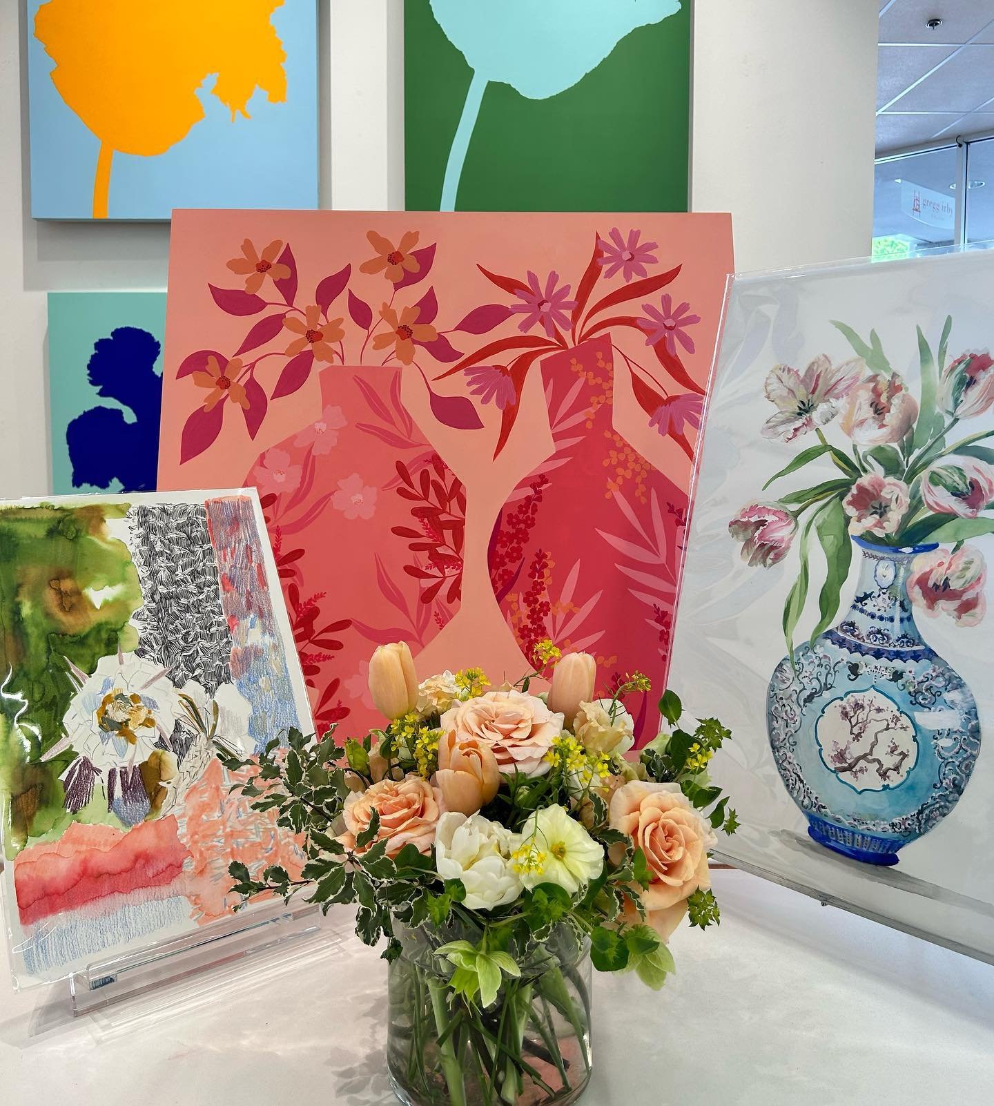 art imitates life here at gregg irby gallery!!!

beautiful paintings by Amy Wright, Bailey Schmidt, Gretchen Kelly, and Evan Mooney &amp; featuring a gorgeous floral arrangement from local atl florist @east.pinedesigns 

we are open today until 6 and