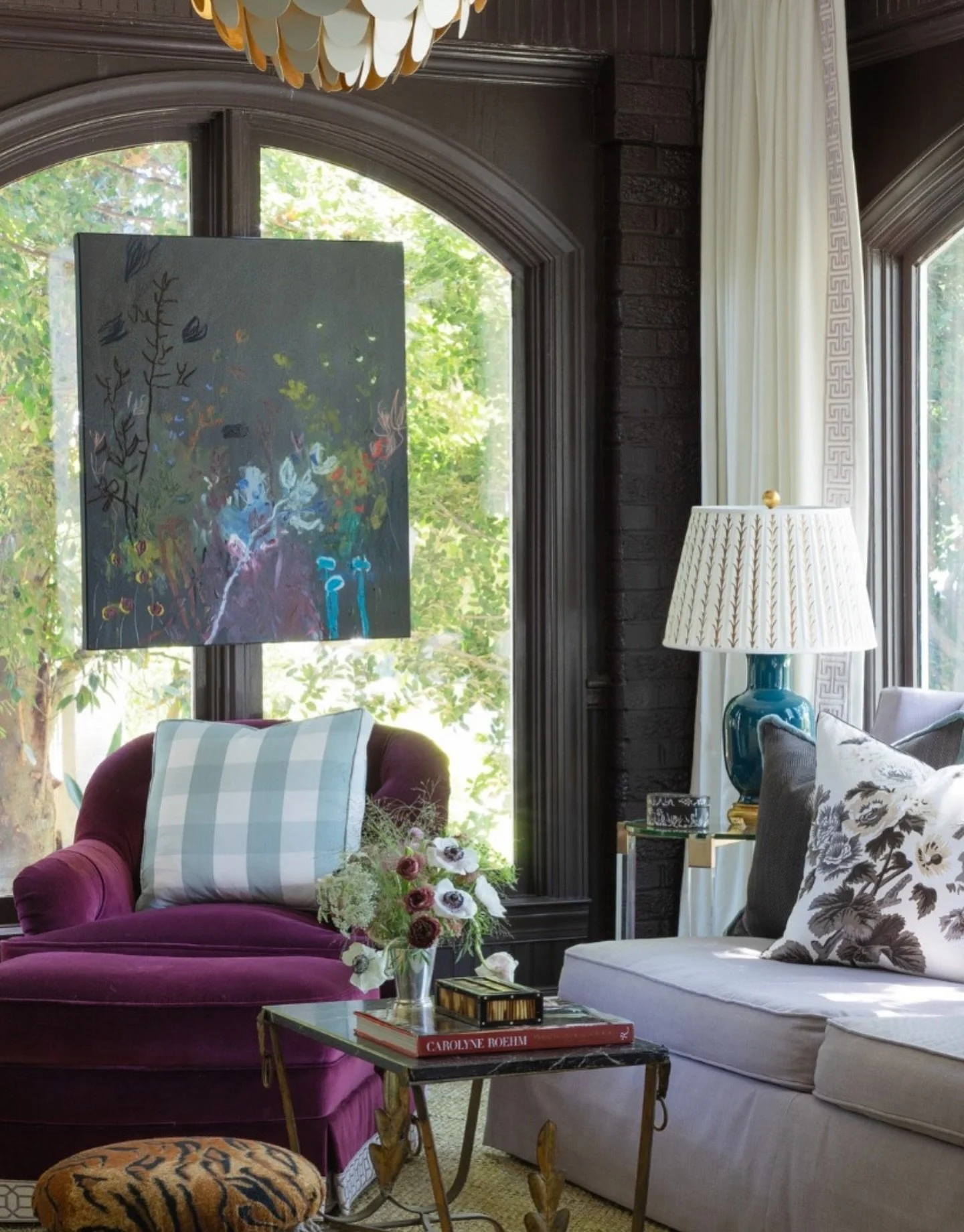 Get into the spooky mood with this dark, dramatic painting by AK Hardeman 🕸️🦇
AK’s original paintings are available for purchase through Gregg Irby Gallery, online & in-person!
Interior Design: @courtneymossdesign