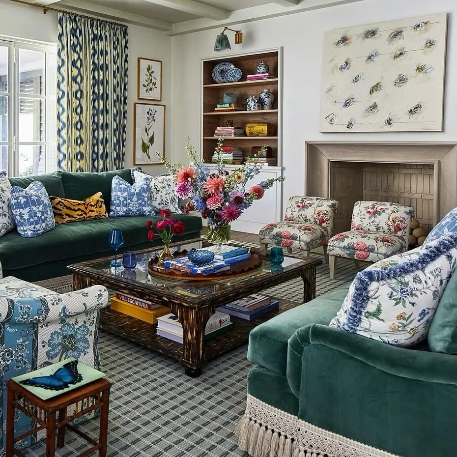 How stunning is this original painting by Kristin Blakeney in @southernlivingmag 😍

Kristin&rsquo;s abstract paintings are available for purchase through Gregg Irby Gallery &mdash; view her artist page on our website for more info! 

Interiors: @hun