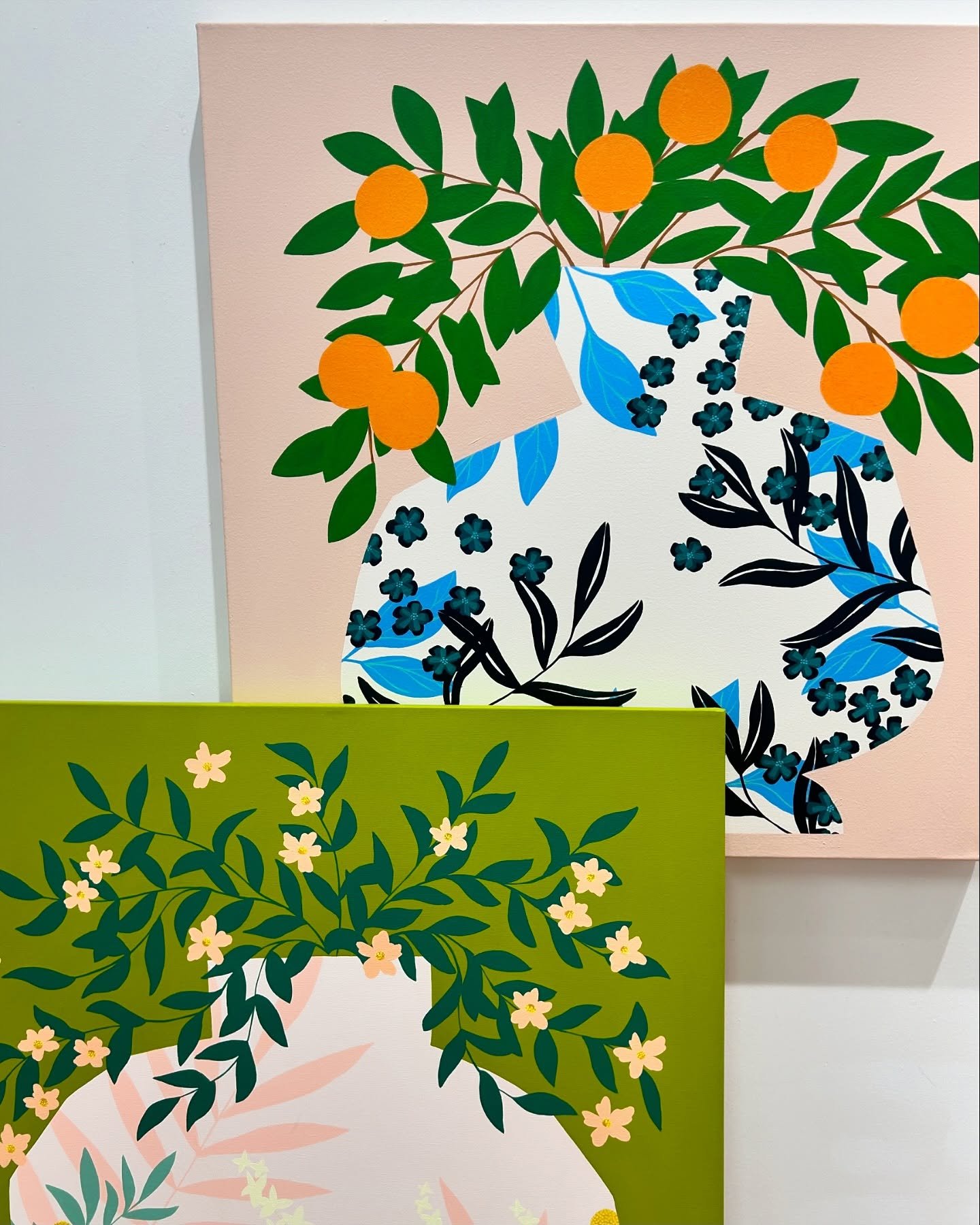 TRENDING: greens + oranges 

We&rsquo;ve been noticing this earthy, mod color pairing a lot lately in the art world. It&rsquo;s a compelling color dialogue that feels timeless  but not overdone. Both colors are naturally occurring hues so they famili