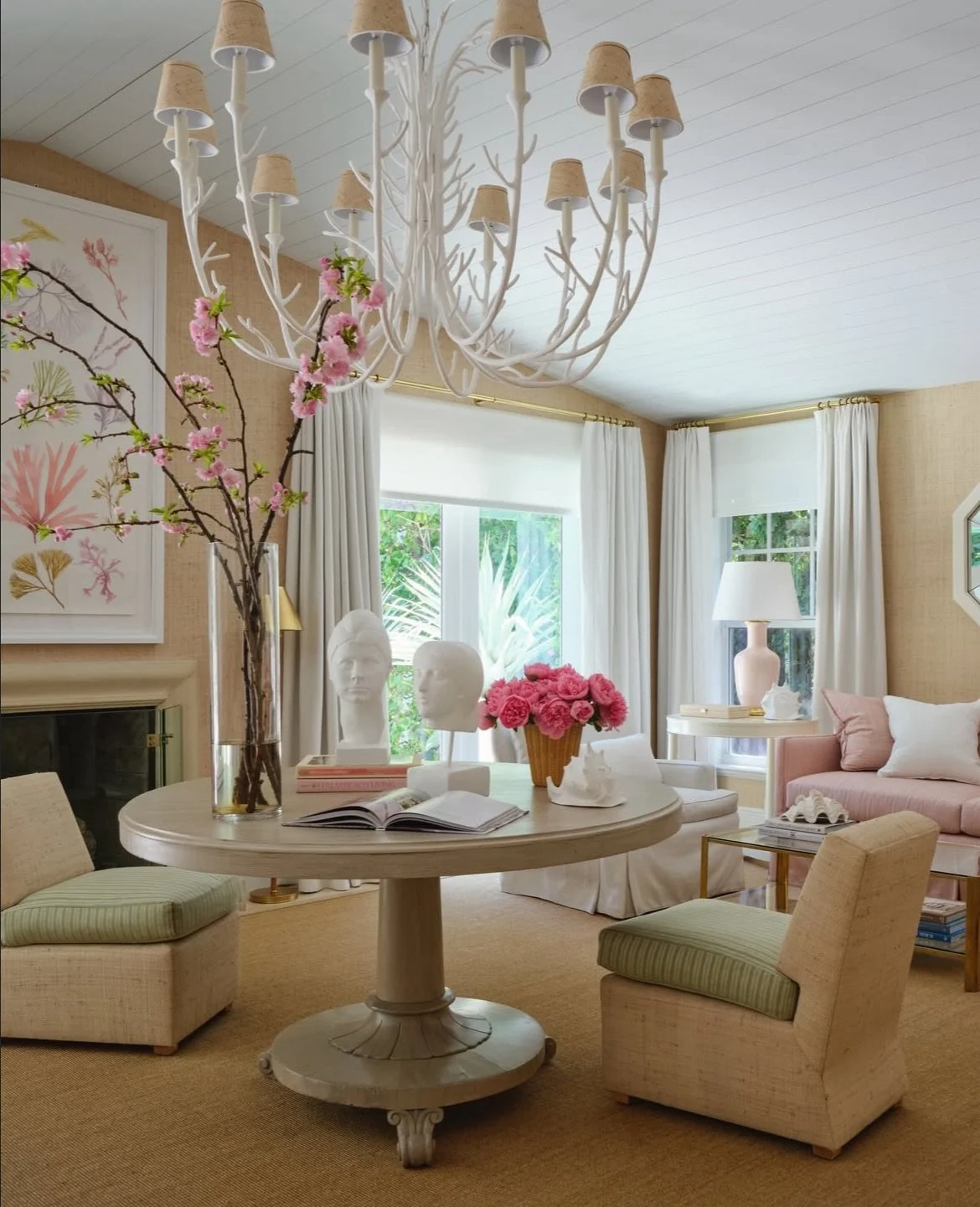 Coral crush 🪸🪸 Love seeing this large-scale Gretchen Kelly work on paper for this Palm Beach client 🤍 Commissioned through Gregg Irby Gallery for the talented @billyceglia 

Swipe to view similar, available paintings by Gretchen Kelly!