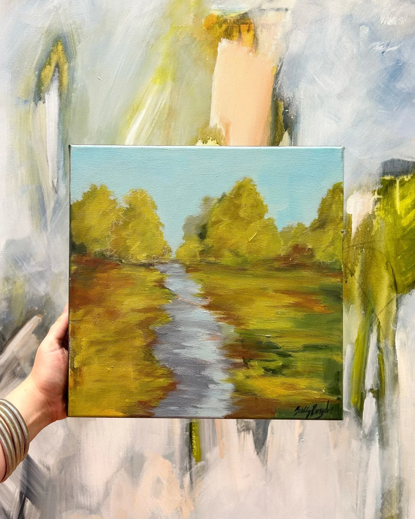 Fran Scher&rsquo;s soft, sophisticated abstracts are dreamy works of art that look just as beautiful on their own as they do with other paintings ☁️ They are effortlessly serene works that pause the noise of the outside world &amp; fit with an array 