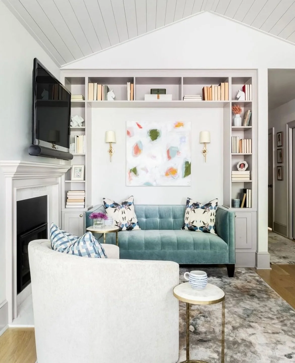 Tennessee artist Dana Kahan is moved by color and &ldquo;drawn to texture, to movement, and to the expansiveness of space.&rdquo; Her work is picutred here in a stunning space designed by Erin Tripodi Design and sourced through Gregg Irby Gallery!!

