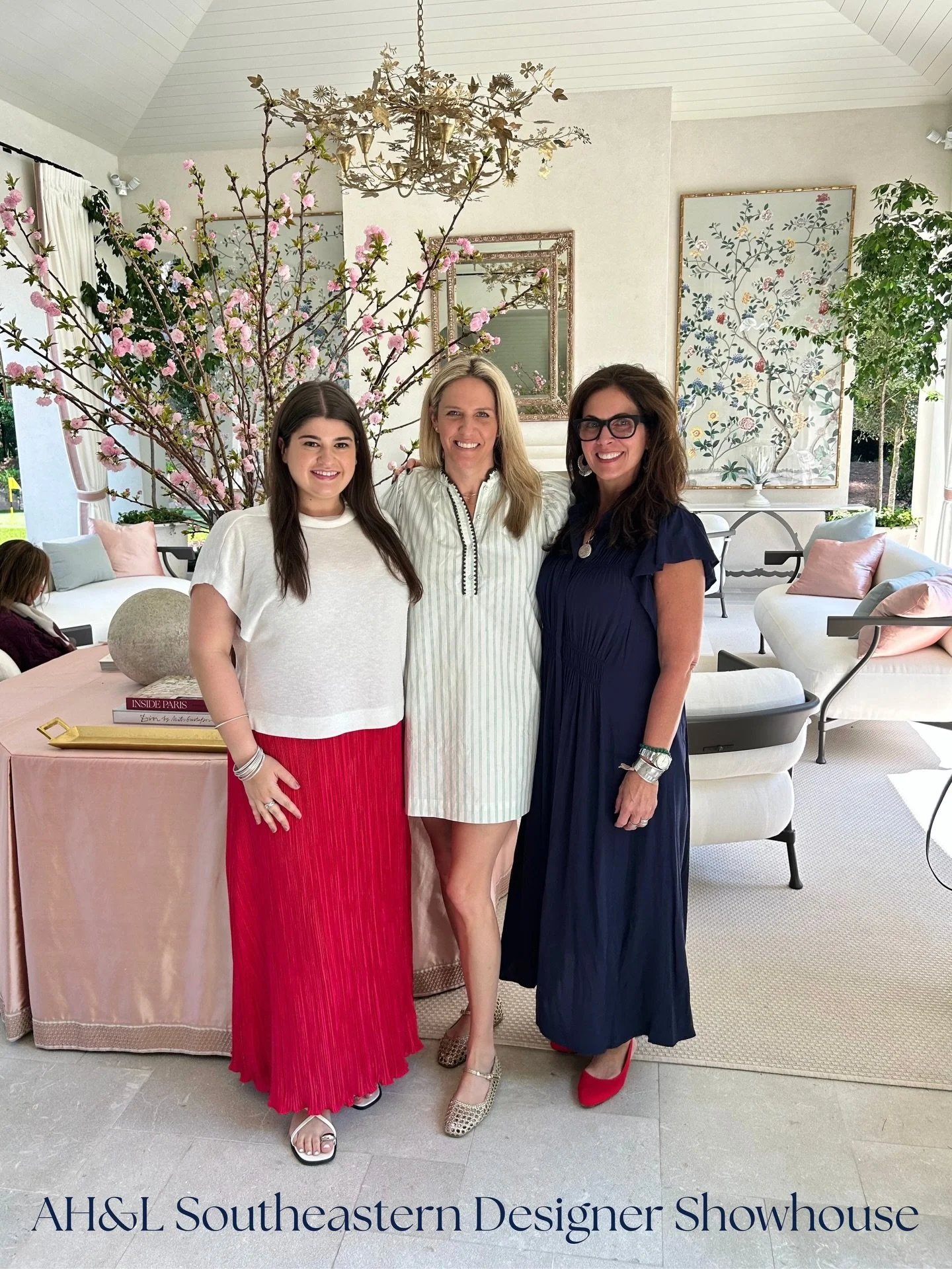 GIG field trip to the @southeasternshowhouse &mdash; had the best time seeing all the stunning interiors &amp; especially loved getting to see our artists works hanging throughout!! 

🌸 Visit the @atlantahomesmag showhouse before it closes May 10
🌸